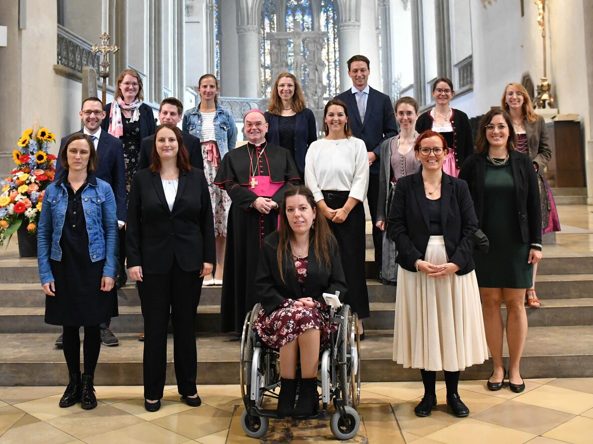 Bischof Bertram hat bei einem feierlichen Aussendungsgottesdienst 15 neue Mitarbeiter/-innen für den pastoralen Dienst beauftragt. (Fotos: Maria Steber / pba)