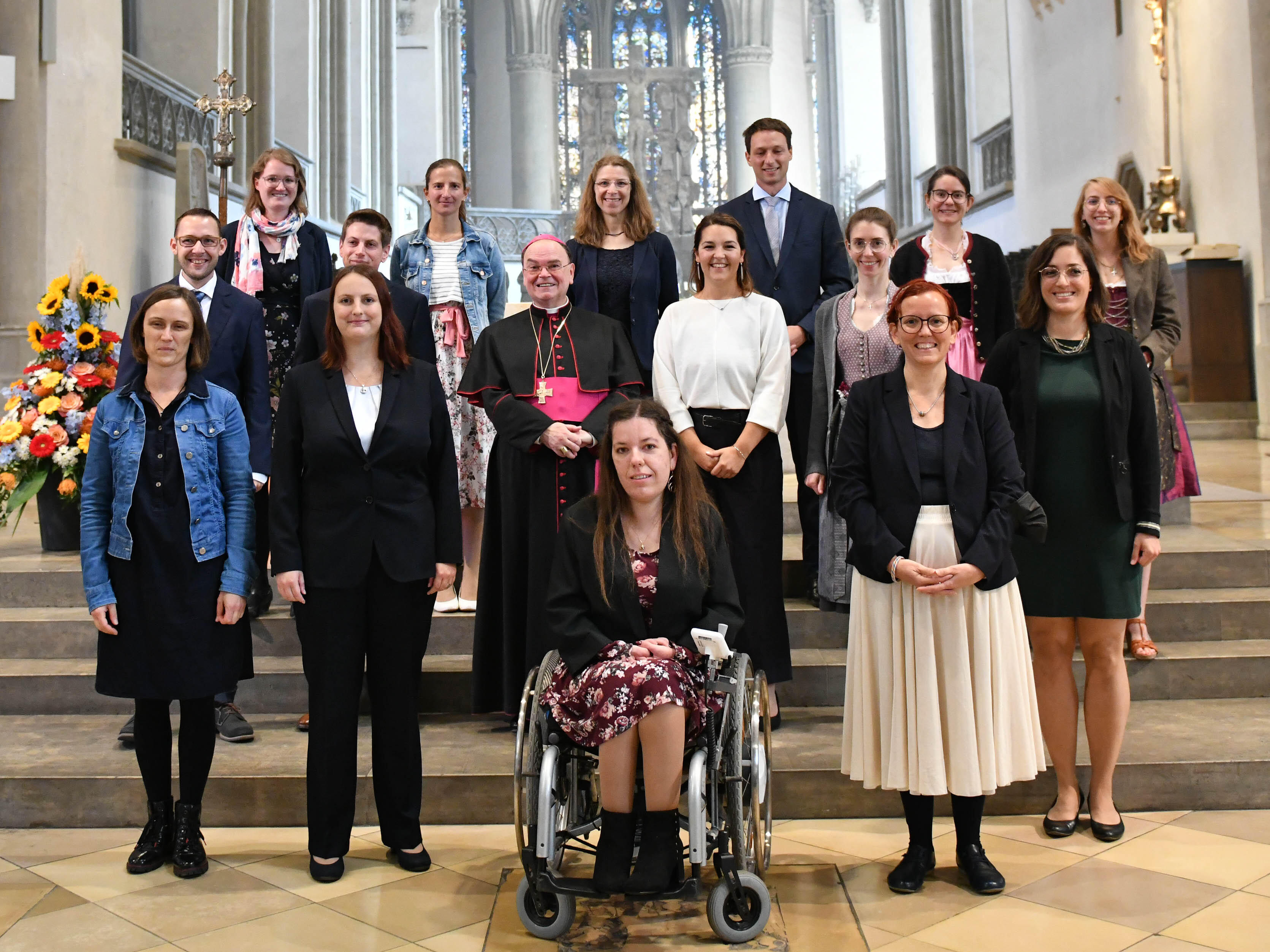 Bischof Bertram hat bei einem feierlichen Aussendungsgottesdienst 15 neue Mitarbeiter/-innen für den pastoralen Dienst beauftragt. (Fotos: Maria Steber / pba)