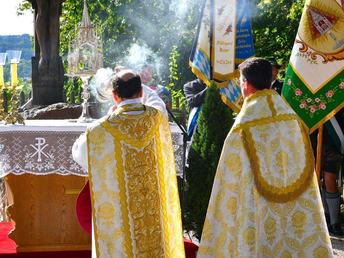 Die Monstranz mit den Hostien stand im Mittelpunkt des Dreihostienfestes auf dem Heiligen Berg in Andechs (Foto: Ulrich Bobinger  /pba).