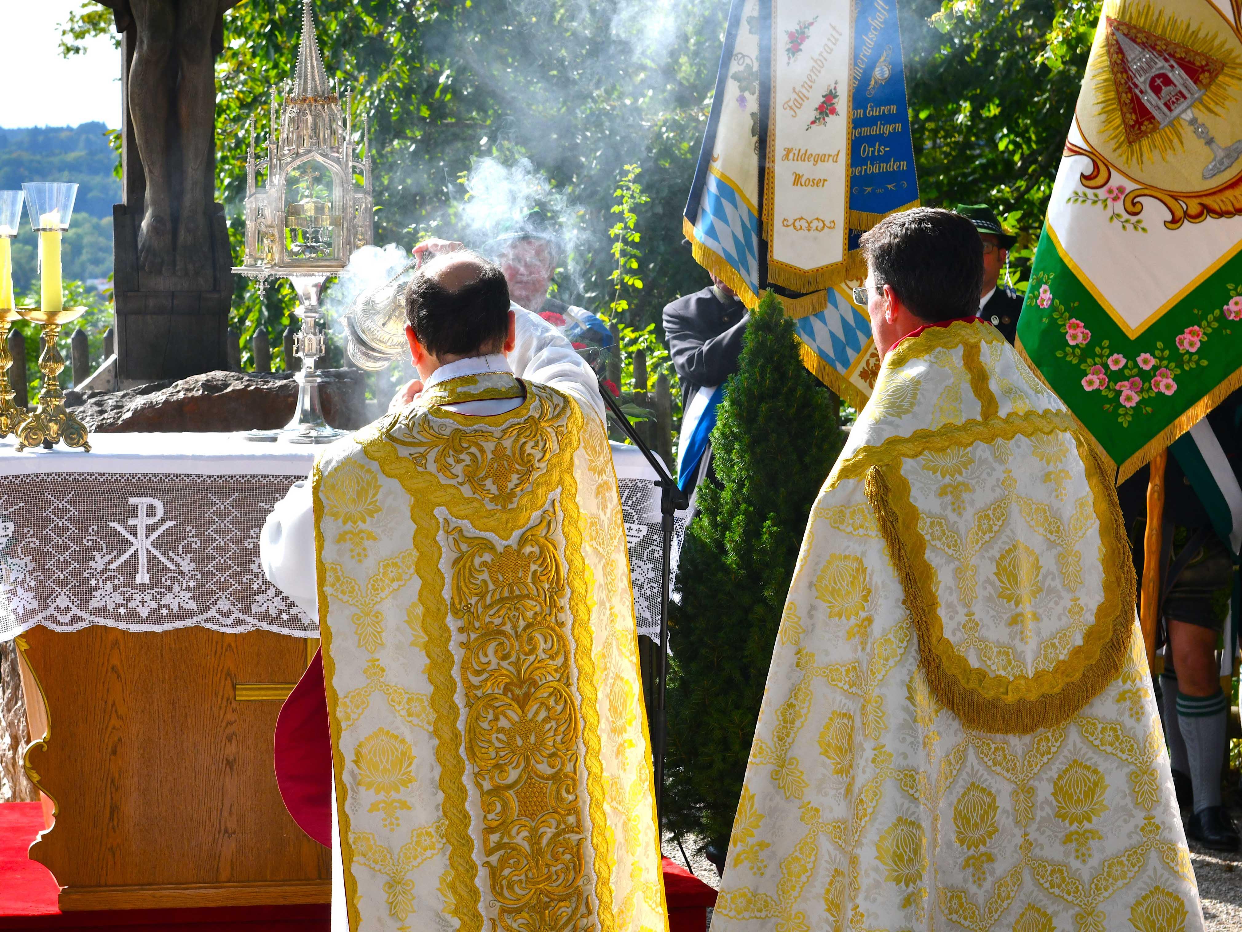 Die Monstranz mit den Hostien stand im Mittelpunkt des Dreihostienfestes auf dem Heiligen Berg in Andechs (Foto: Ulrich Bobinger  /pba).