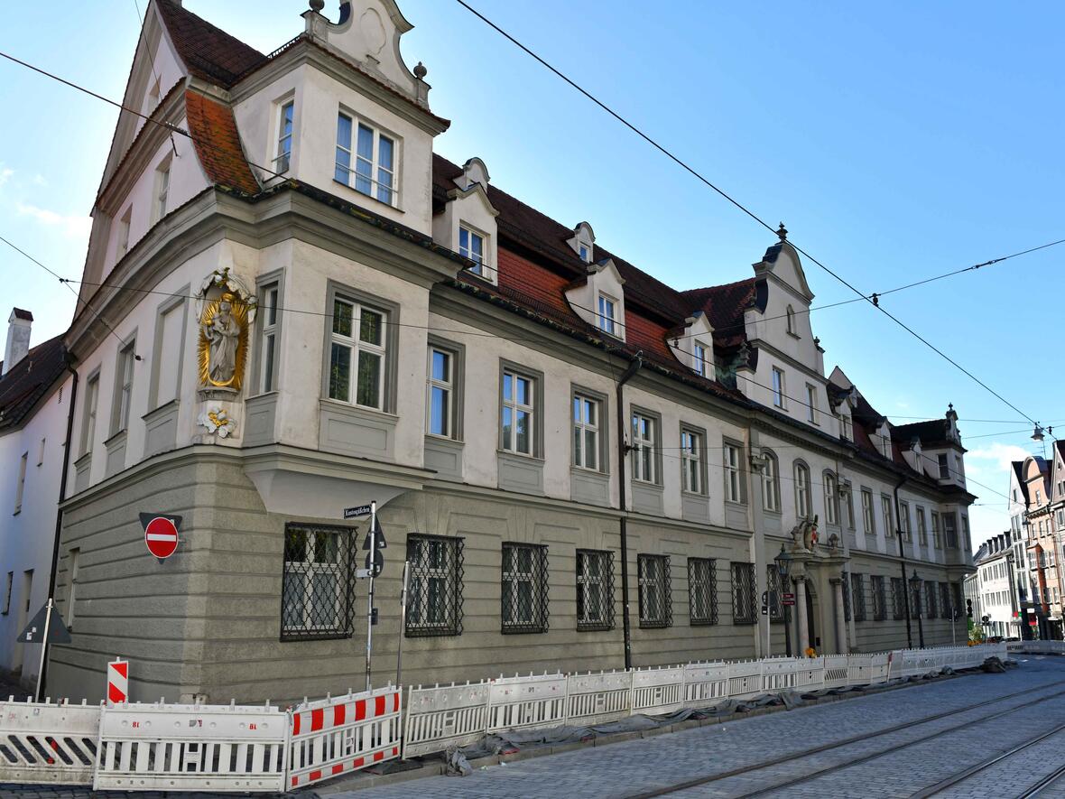 Nachdem die Straßenarbeiten vor dem Bischofshaus kurz vor dem Abschluss stehen, wird das denkmalgeschützte Haus nun ebenfalls saniert. (Foto: Nicolas Schnall / pba)