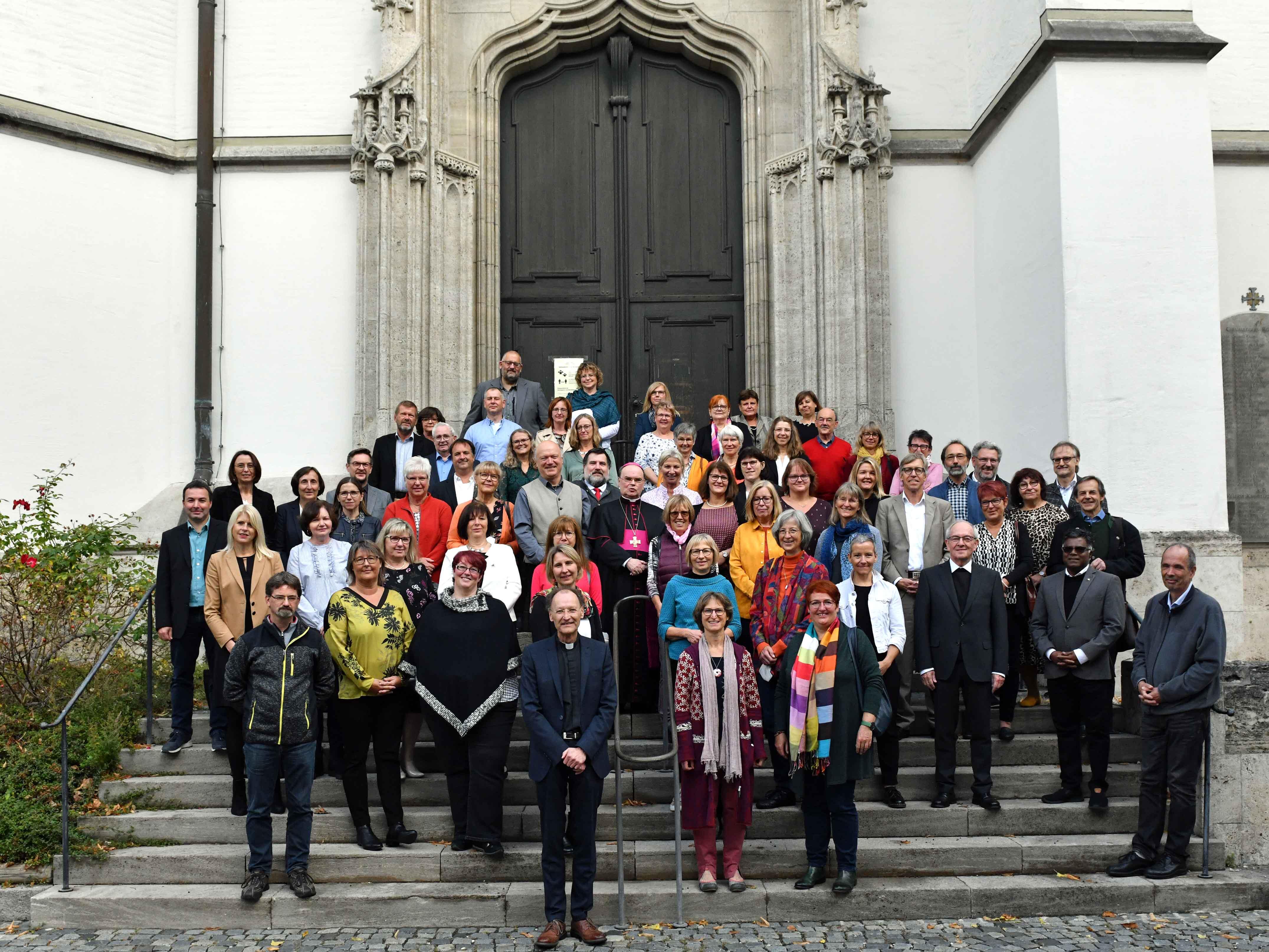 Mehrere Dutzend Frauen und Männer mit Dienstjubiläen in den vergangenen beiden Jahre folgten der Einladung des Bistums zu Gottesdienst, Stehempfang und Festakt. (Foto: Nicolas Schnall / pba)