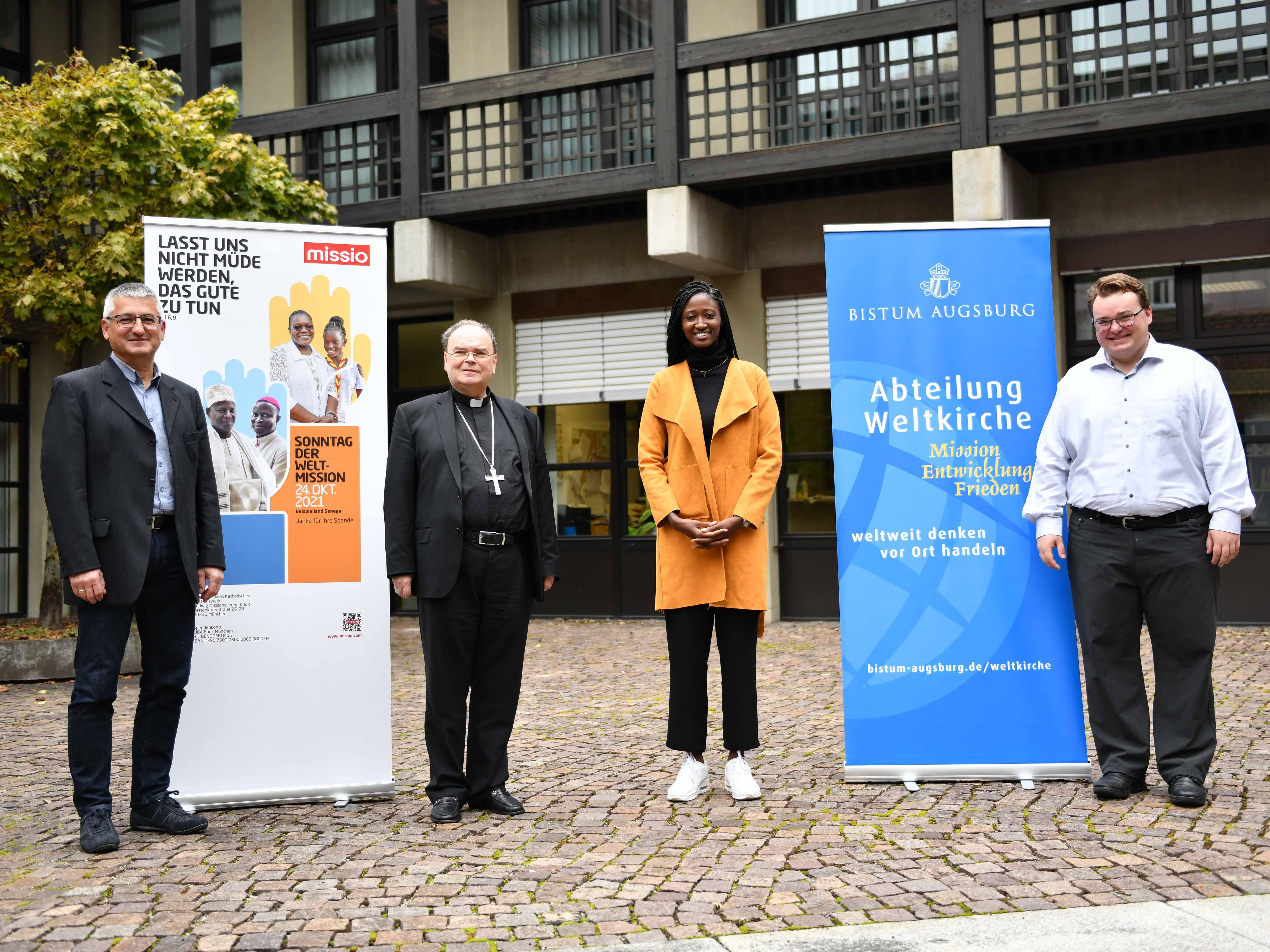 Marie Noëlle Mendy aus Dakar ist derzeit im Bistum Augsburg zu Gast und berichtet aus ihrem Heimatland. Heute vor Pressevertretern in Augsburg (v.links): Anton Stegmair, Bischöflicher Beauftragter für weltkirchliche Aufgaben, Bischof Dr. Bertram Meier, Marie Noëlle Mendy und Dr. Peter Frasch, Referent für weltkirchliche Aufgaben. (Fotos: Maria Steber / pba)