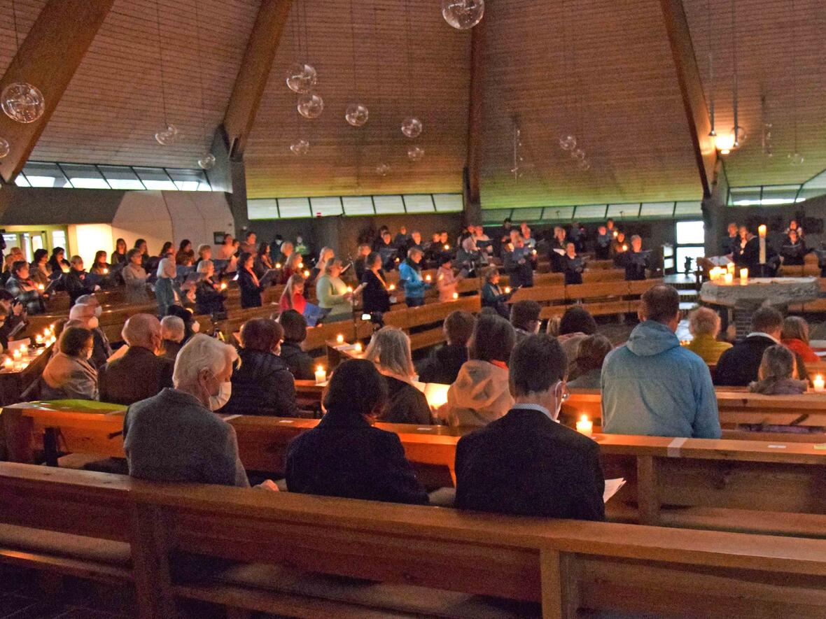 Beim Lied zu Ehren der heiligen Clara, Santa Chiara, entzündeten alle Anwesenden ein Licht. (Fotos: Verspohl-Nitsche / pdke)