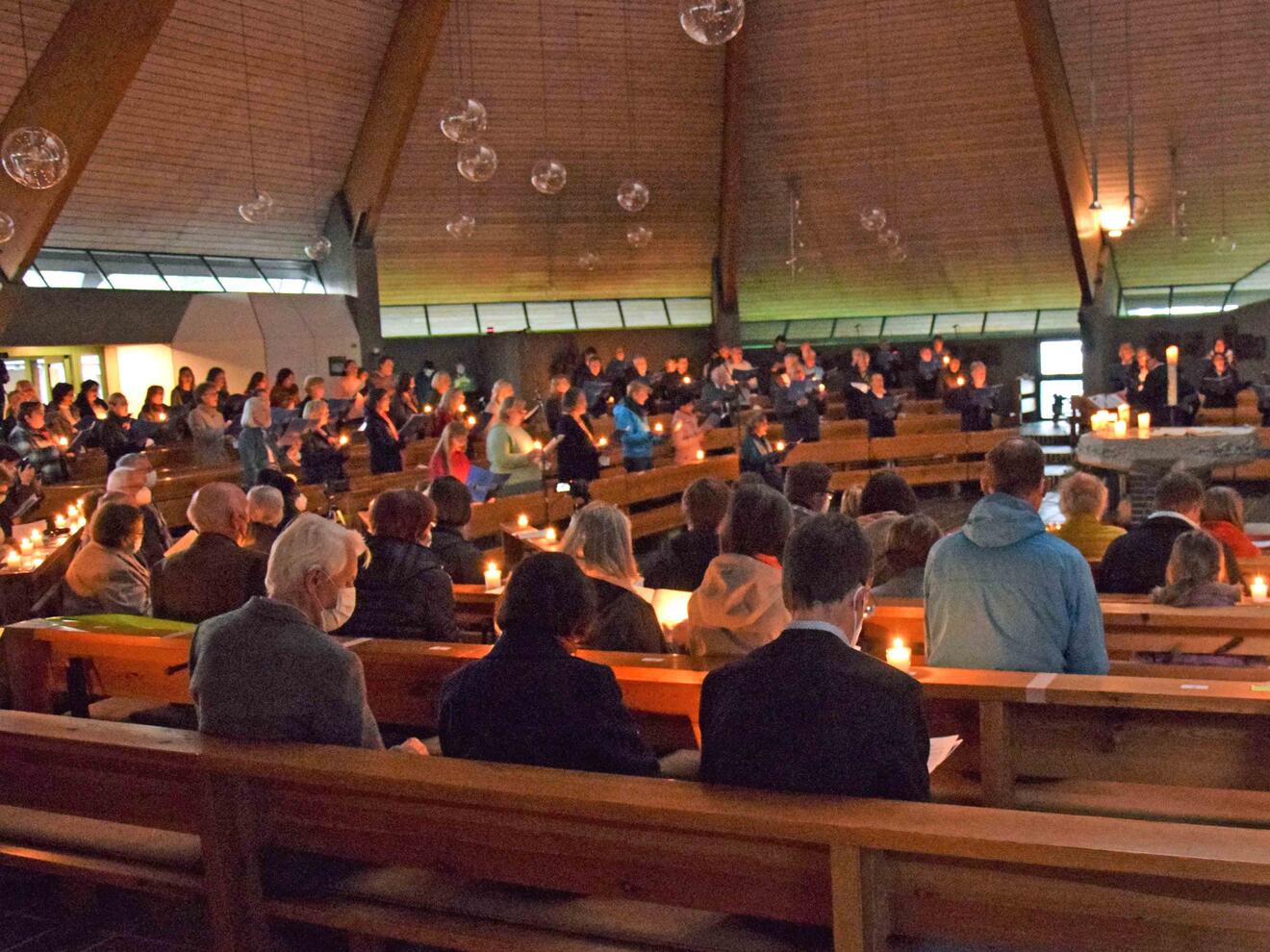 Beim Lied zu Ehren der heiligen Clara, Santa Chiara, entzündeten alle Anwesenden ein Licht. (Fotos: Verspohl-Nitsche / pdke)