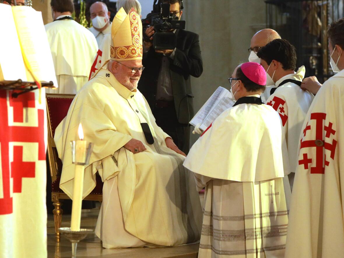 In seiner Eigenschaft als Großprior nahm Reinhard Kardinal Marx Bischof Bertram in den Ritterorden auf (Foto: Annette Zoepf / pba).