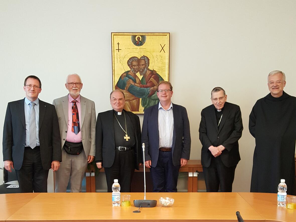 Als künftiger Leiter der katholischen Delegation traf sich Bischof Bertram im September bereits zu Vorgesprächen mit Mitgliedern des Dialogprozesses in den Räumen des Päpstlichen Einheitsrates, hier zusammen mit Kurt Kardinal Koch (2. v.r.). (Foto: PCPCU)