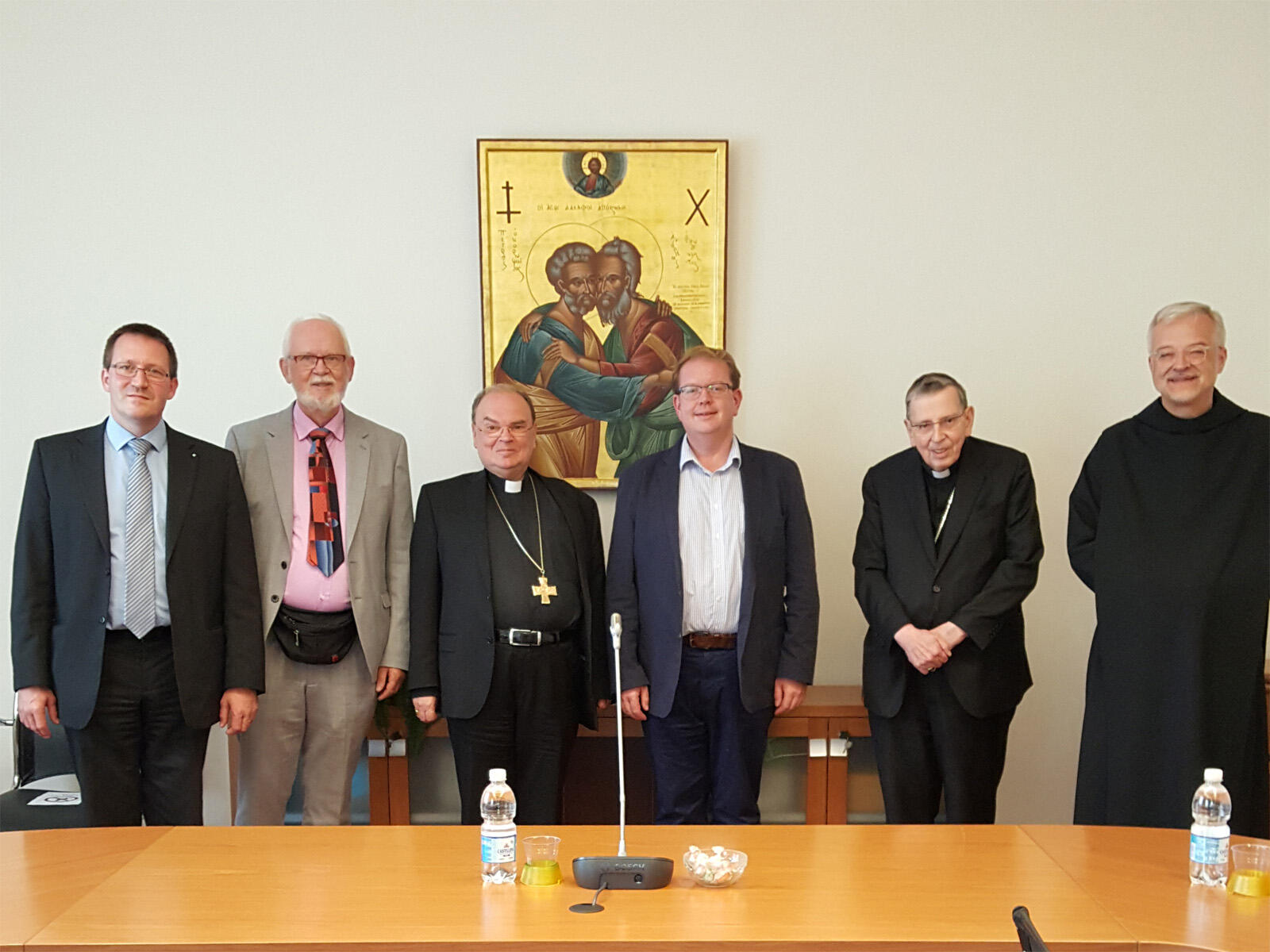 Als künftiger Leiter der katholischen Delegation traf sich Bischof Bertram im September bereits zu Vorgesprächen mit Mitgliedern des Dialogprozesses in den Räumen des Päpstlichen Einheitsrates, hier zusammen mit Kurt Kardinal Koch (2. v.r.). (Foto: PCPCU)