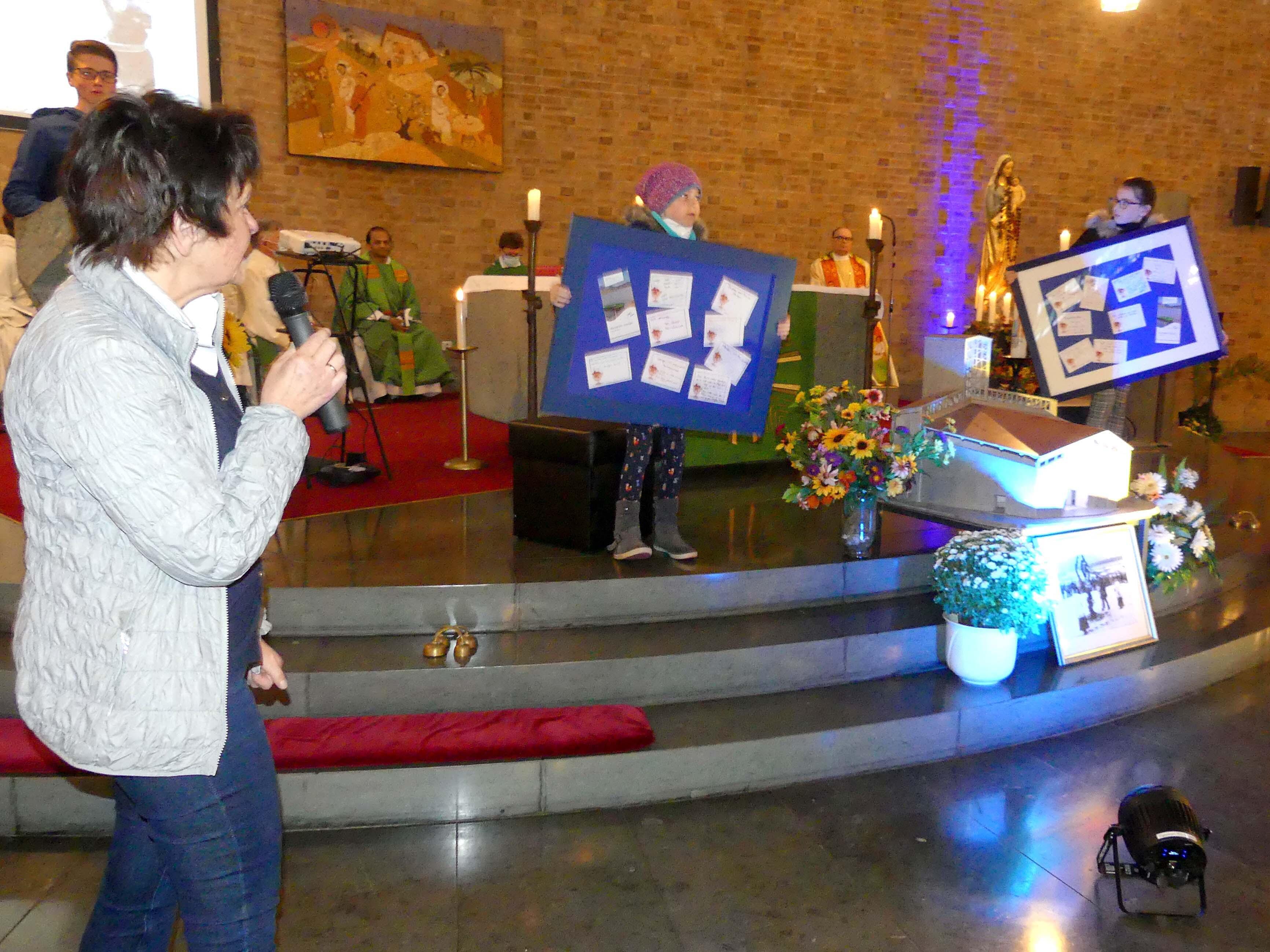 Pfarrhelferin Brigitte Böck präsentierte Ideen zum Thema Schöpfung, die während des Familien-Gottesdienstes zusammengetragen wurden. Auf einer Leinwand wurden Bilder von Kindern und Jugendlichen gezeigt, die sie als „Influencer fürs Klima“ geschossen hatten. (Fotos: Manfred Sailer, PG Füssen).  