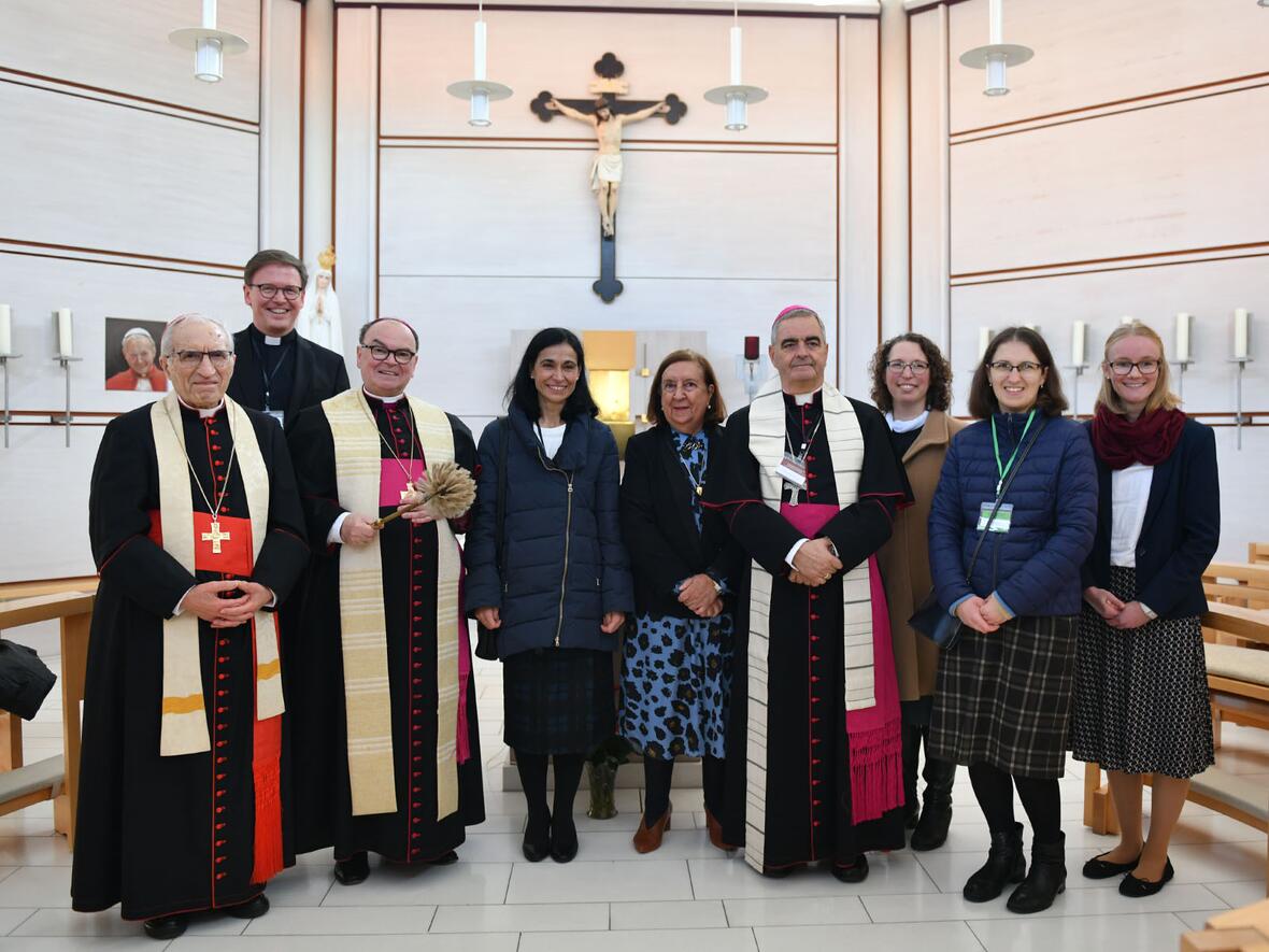 (v.l.) Kardinal Antonio María Rouco Varela, Prof. Dr. Christoph Ohly, Bischof Bertram, Maria A. Góngora, Lydia Jiménez, Nuntius Dr. Nikola Eterović und die drei nun in Dießen lebenden Mitglieder der "Cruzadas" Maria Lang, Karin Bruckmeier und Carola Zahler (Fotos: Julian Schmidt / pba)