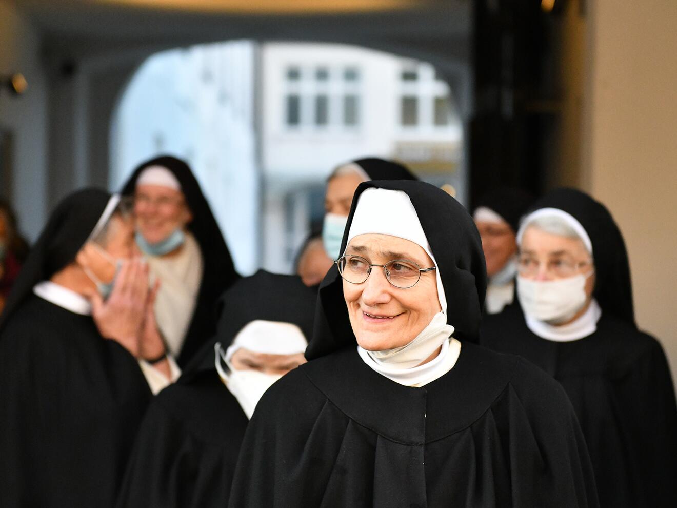 Die Dominikanerinnen von Bad Wörishofen feiern 300 Jahre Klostergründung. Im Vordergrund Priorin Sr. Franziska Brenner OP (Fotos: Julian Schmidt / pba)