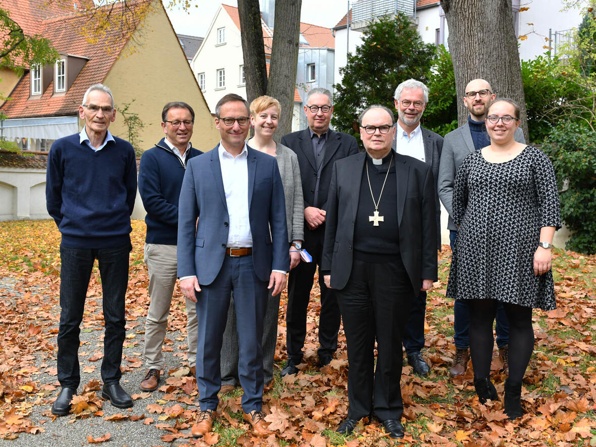 (v.l.) Stephan Höpfinger, Michael Zachmeir, Akademiedirektor Dr. Achim Budde, Dr. Astrid Schilling, Dr. Robert Walser, Bischof Dr. Bertram Meier, Dr. Johannes Schießl, Dominik Fröhlich und Sophia Haggenmüller (Foto: Julian Schmidt / pba)