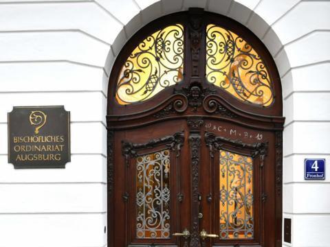 drei-leitende-mitarbeiter-freigestellt4165732