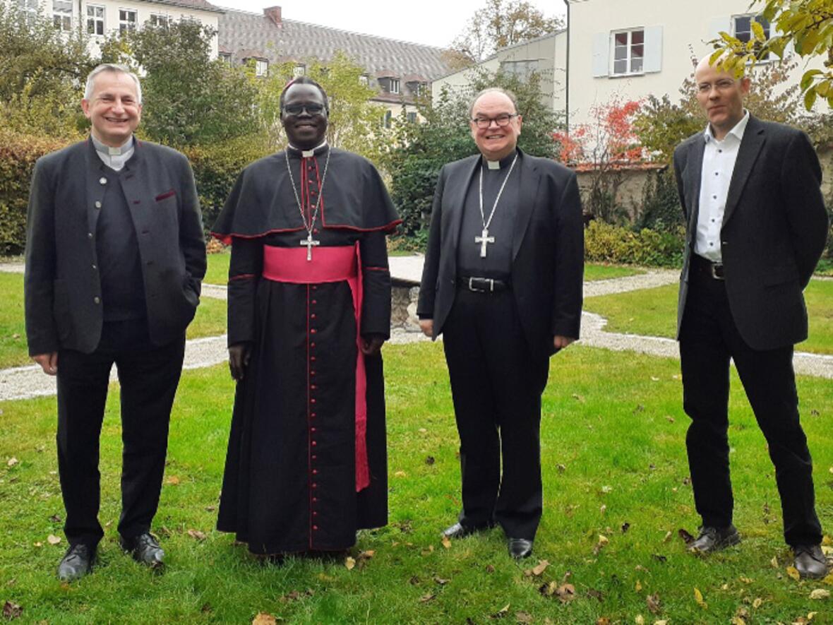 Besuch aus dem Südsudan im Bischofshaus: Erzbischof Dr. Stephen Mulla zusammen mit Bischof Bertram, Pfarrer Dr. Richard Kocher (links) und Peter Sonneborn (rechts) von Radio Horeb. (Foto: Bischofshaus)