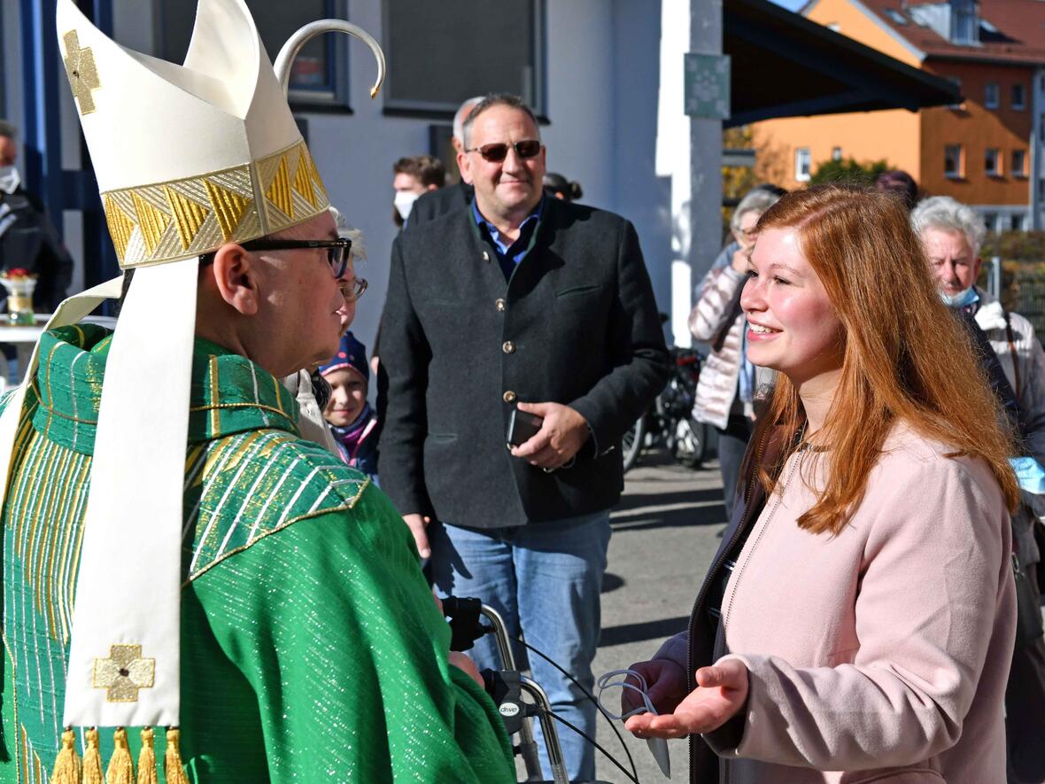Bischof Bertram wurde bei seinem ersten offiziellen Besuch in seiner Heimatpfarrei mit offenen Armen empfangen. (Fotos: Nicolas Schnall / pba)
