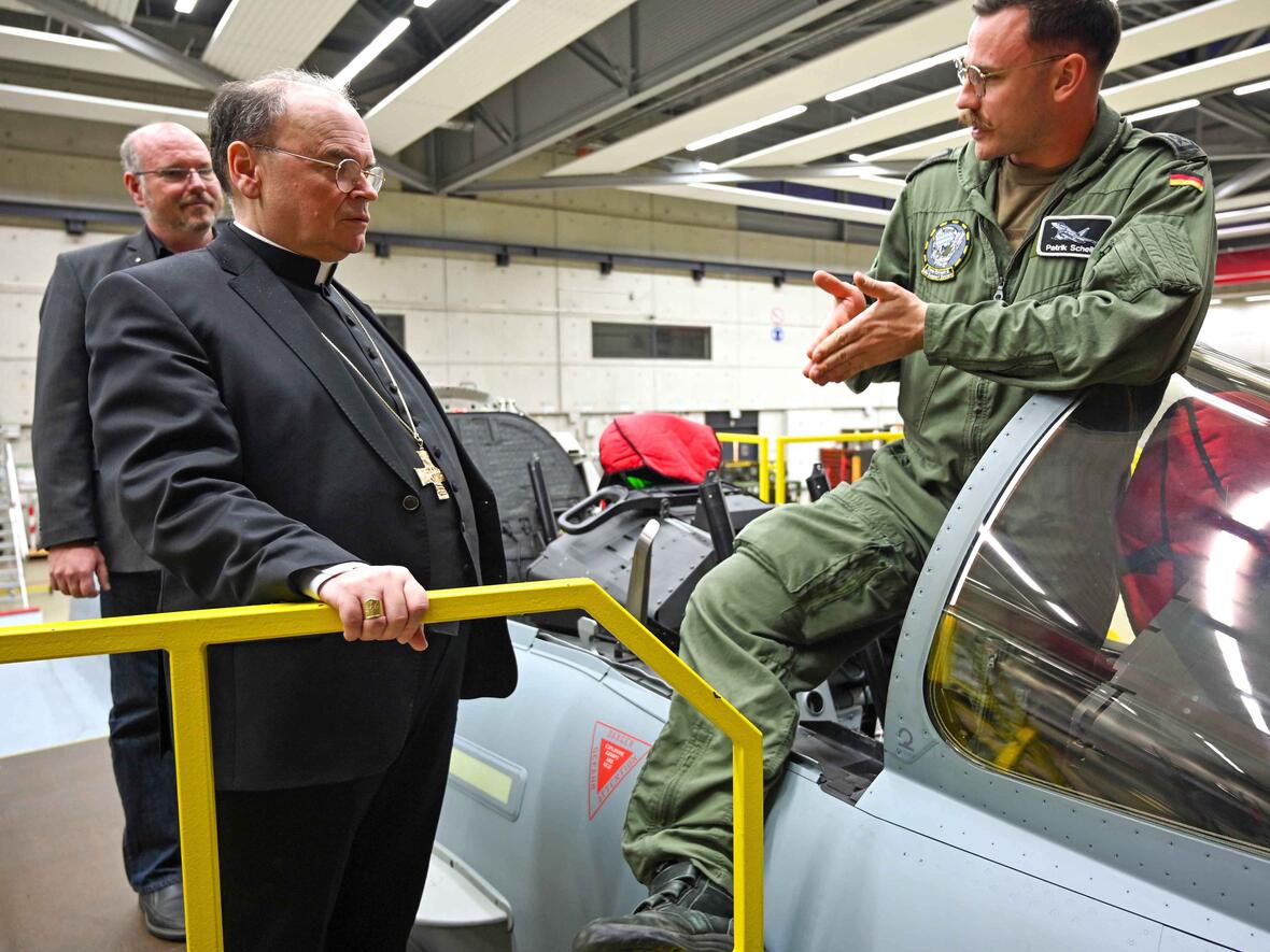 Bischof Bertram zu Besuch im Neuburger Fliegerhorst. (Fotos: Bundeswehr / Anna Sippel)