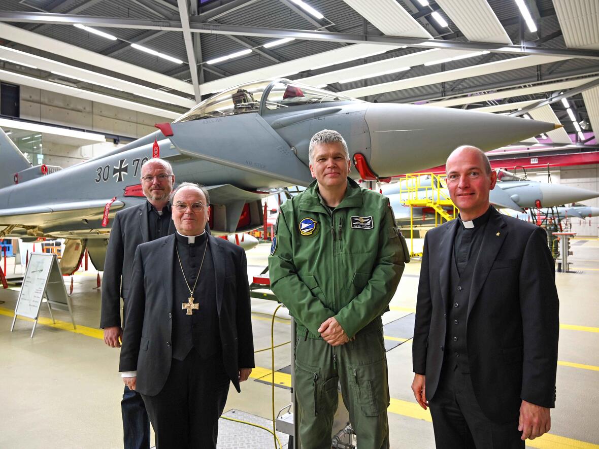 sie-leisten-hier-friedensarbeit4172570