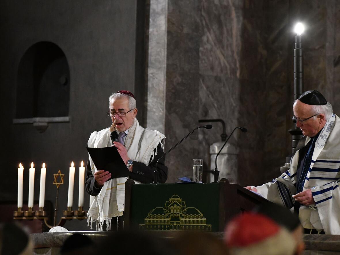 Die Augsburger Gabba'im Marian Abramowitsch und Josef Strzegowski.