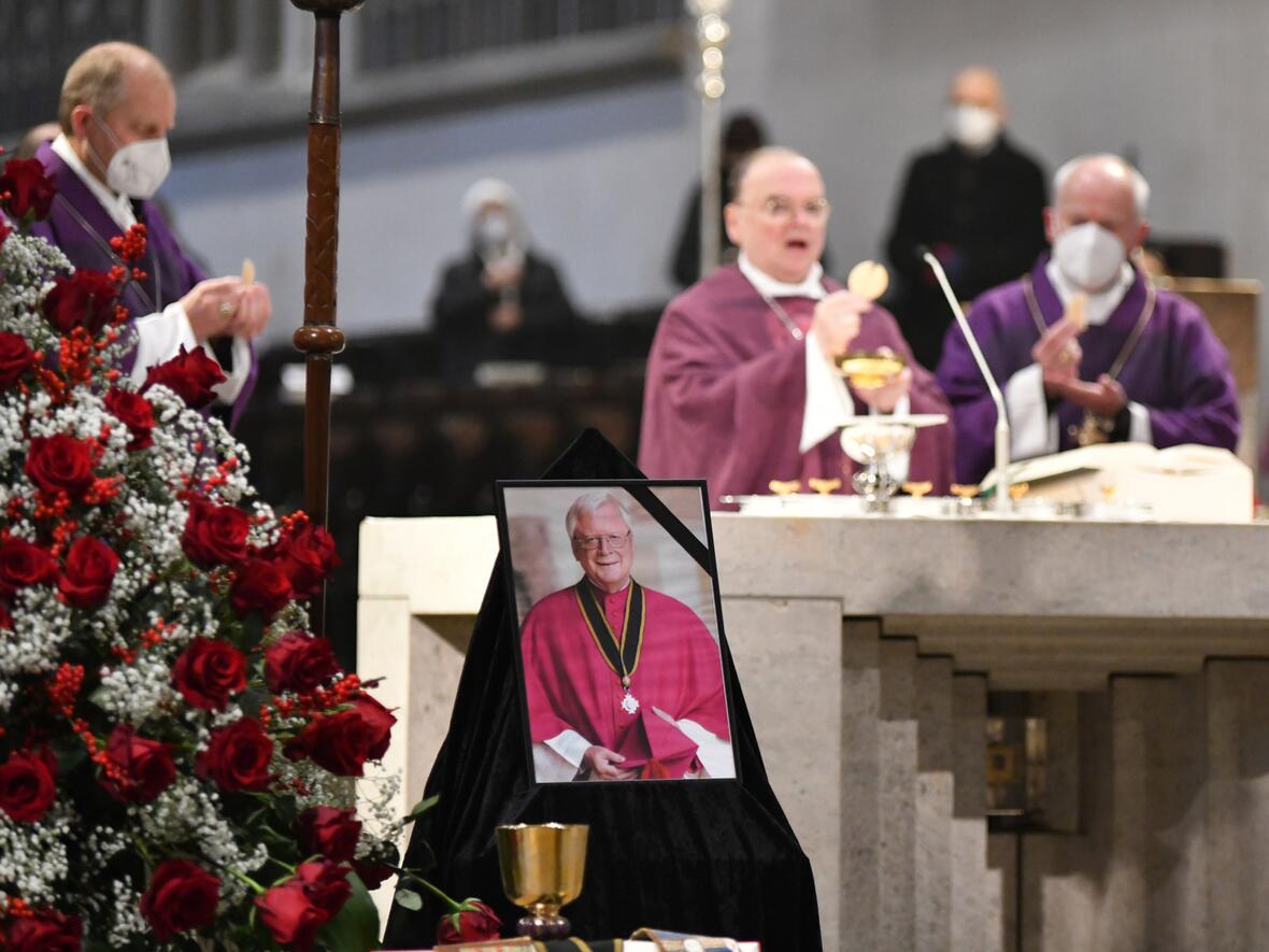 "Quelle und Höhepunkt des christlichen Lebens": Eucharistiefeier zur Verabschiedung von Prälat Hölzl (Fotos: Julian Schmidt / pba)
