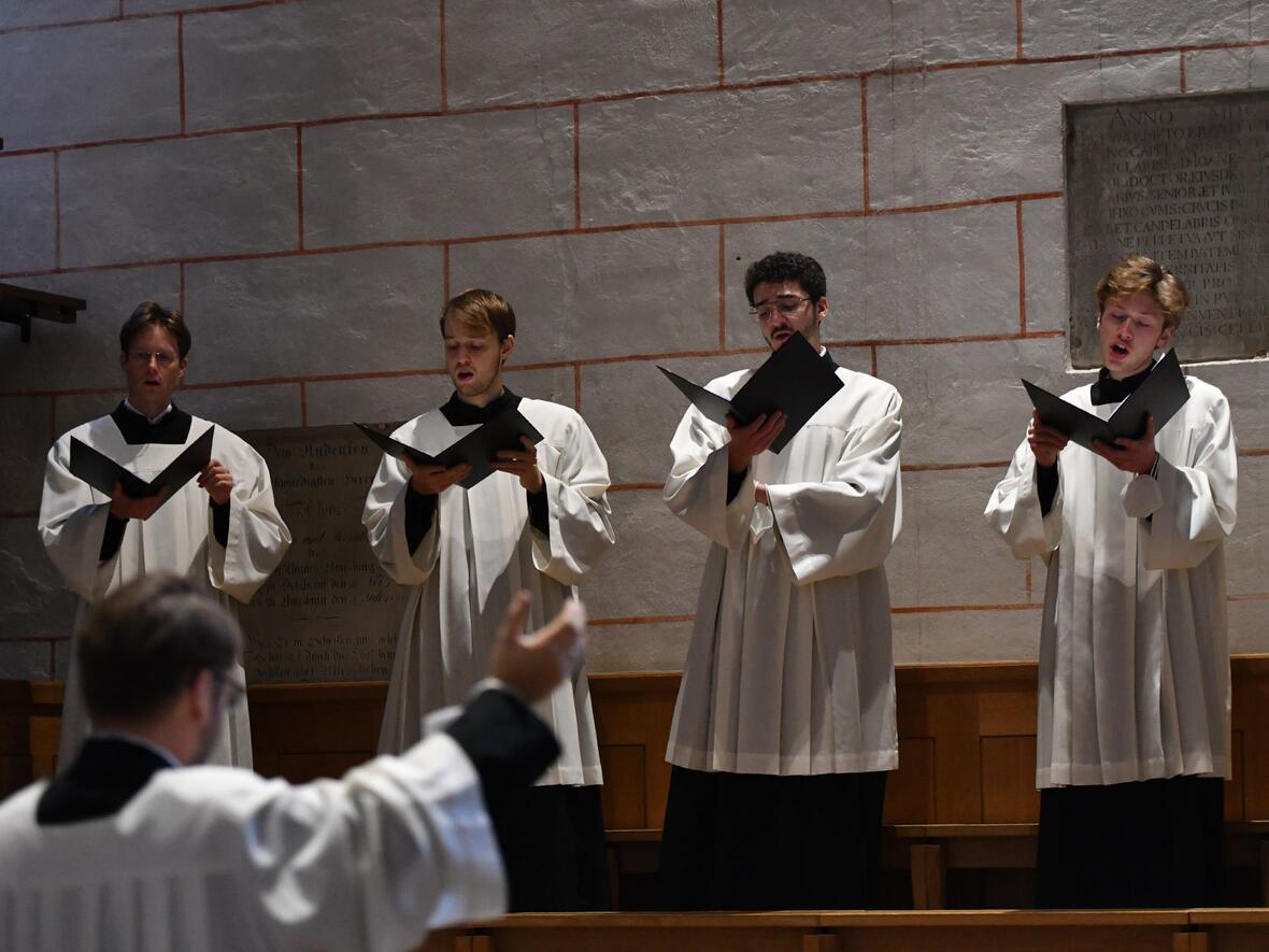 Die Domsingknaben begleiteten den Gottesdienst mit einer Schola aus Männerstimmen.