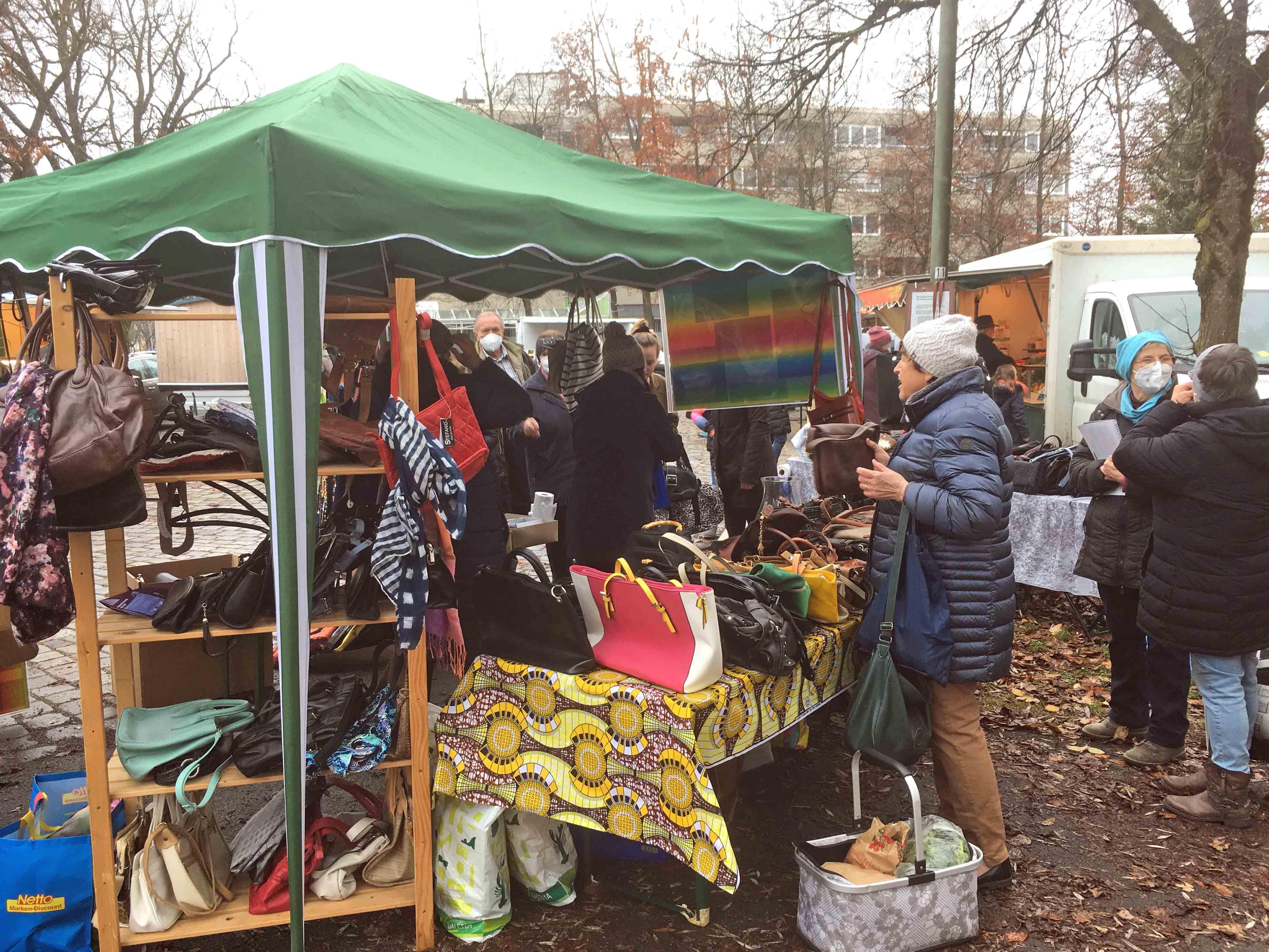 Mit dem Erlös aus den beiden Taschen-Flohmärkten sollen minderjährige Frauen in Ruanda unterstützt werden. (Foto: Abteilung Weltkirche)
