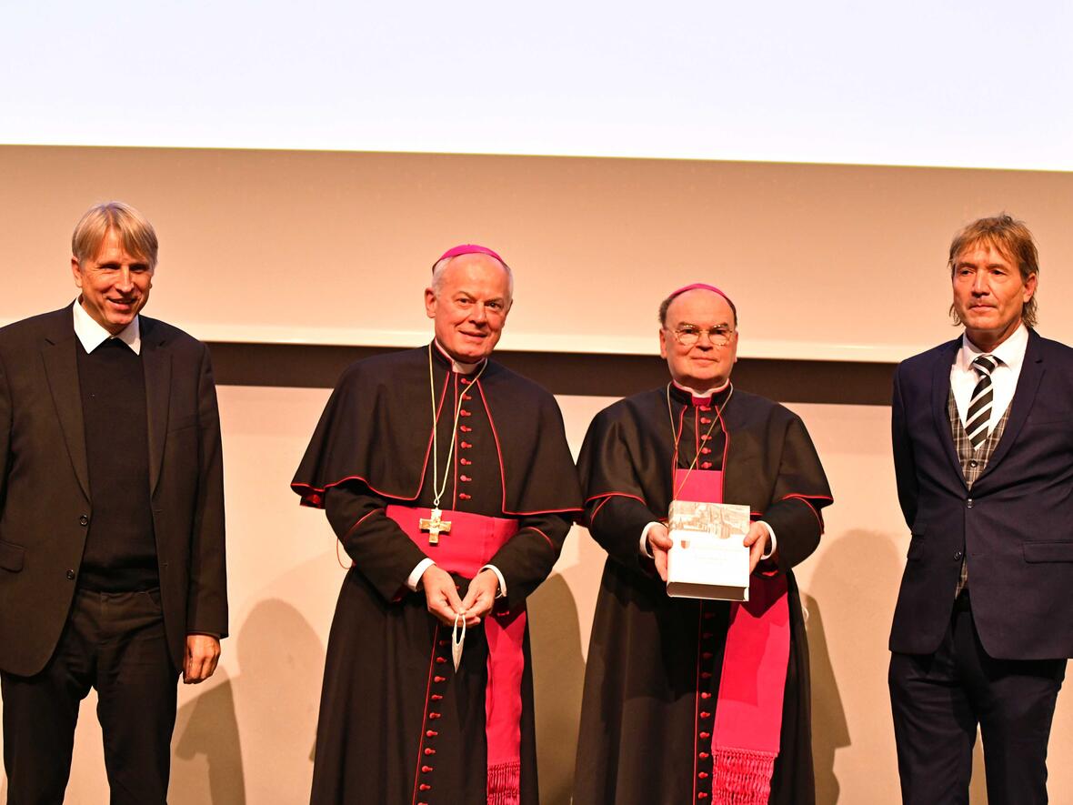 Bischof Bertram bekam beim Festakt zu "200 Jahre Wiedererrichtung des Bistums Augsburg" das neue Jahrbuch des Vereins für Augsburger Bistumsgeschichte überreicht. (Foto: Nicolas Schnall / pba)