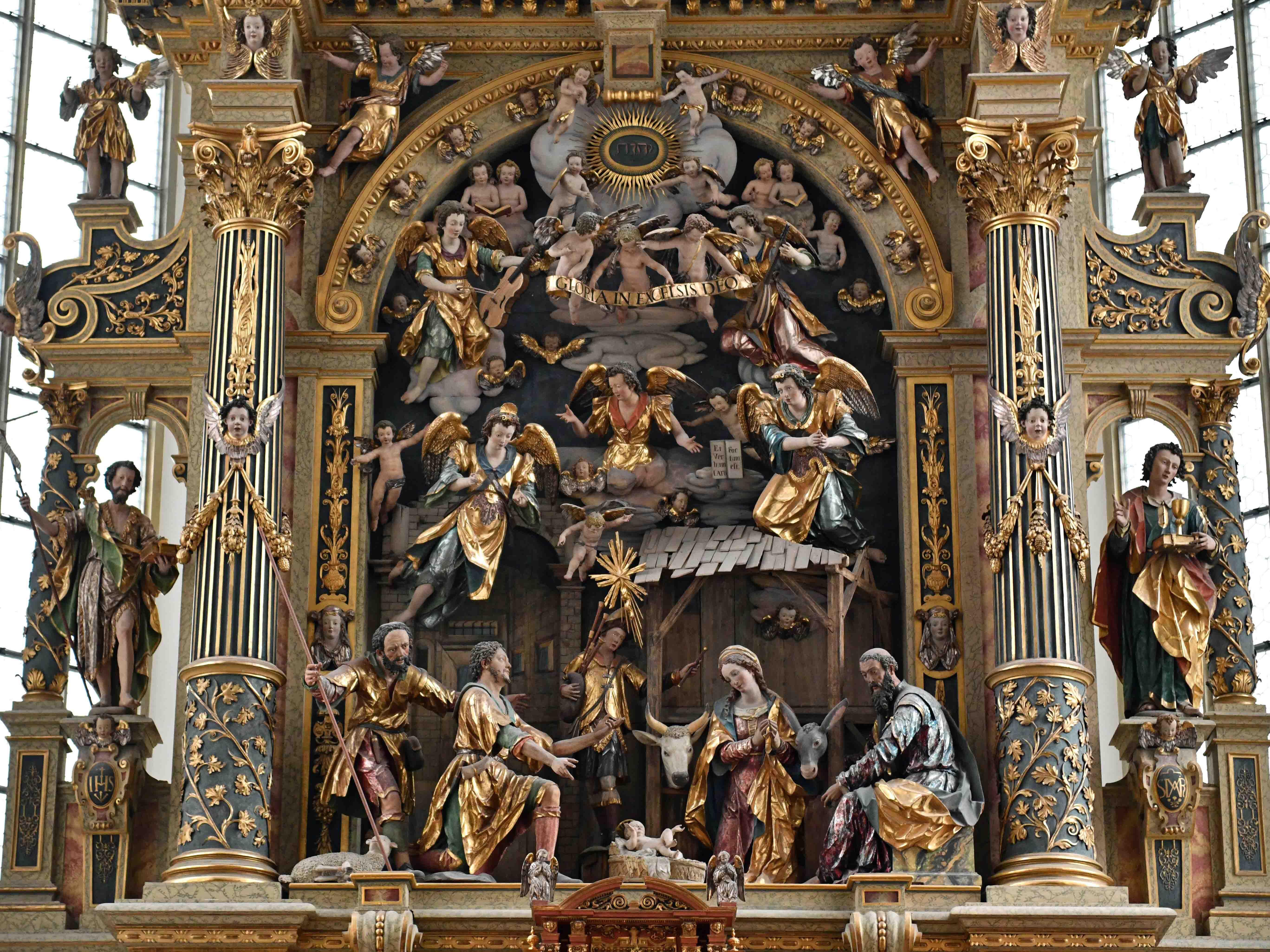 Hochaltar mit der Weihnachtsszene in der Basilika St. Ulrich und Afra. (Foto: Nicolas Schnall / pba)