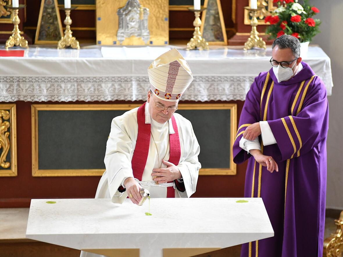 "Tisch der Sehnsucht": Bischof Bertram salbt den neuen Volksaltar in Ellzee mit Chrisam ein (Fotos: Julian Schmidt / pba)