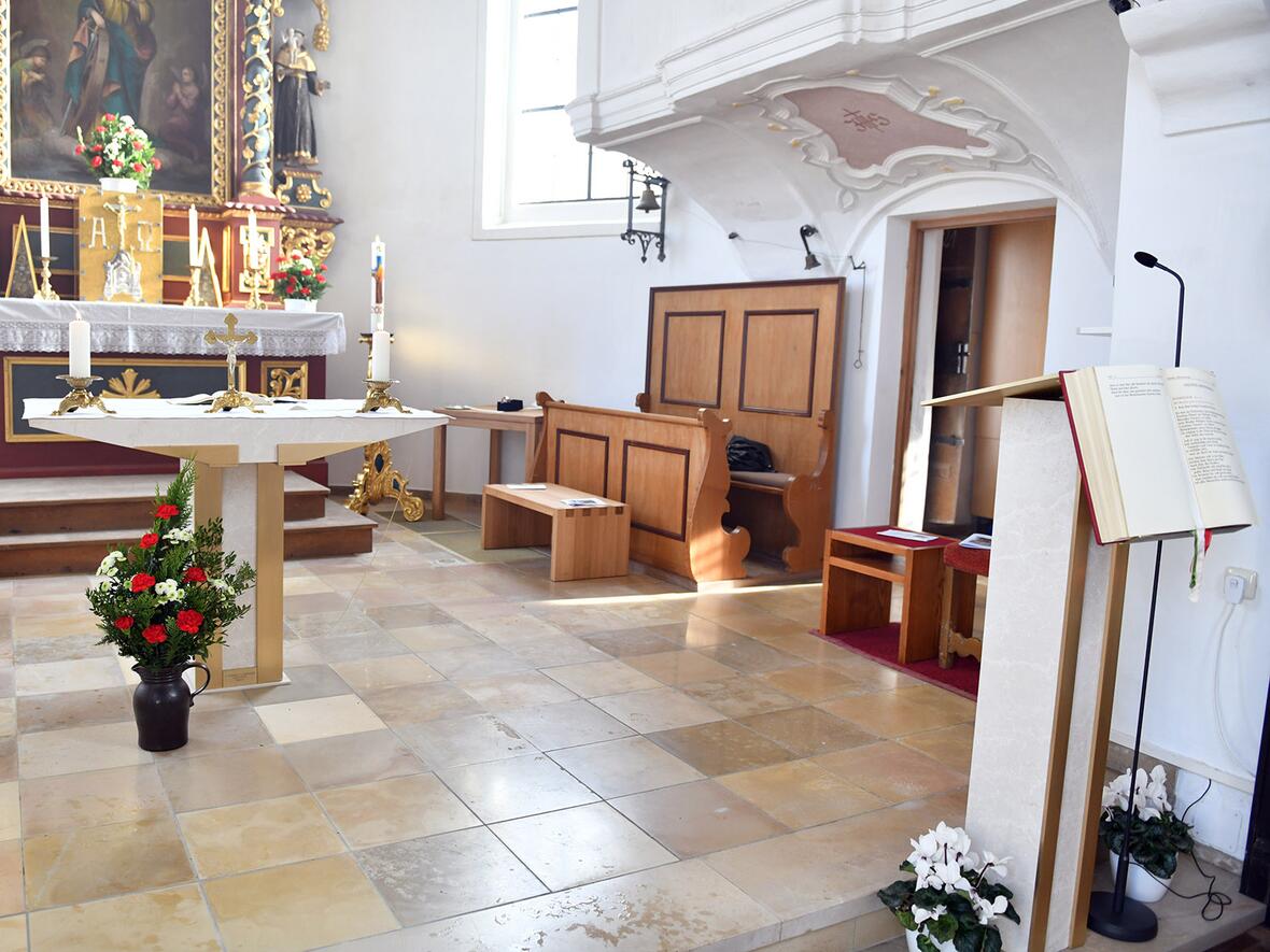 Altar und Ambo wurden von dem Bildhauer Thomas Link gestaltet.