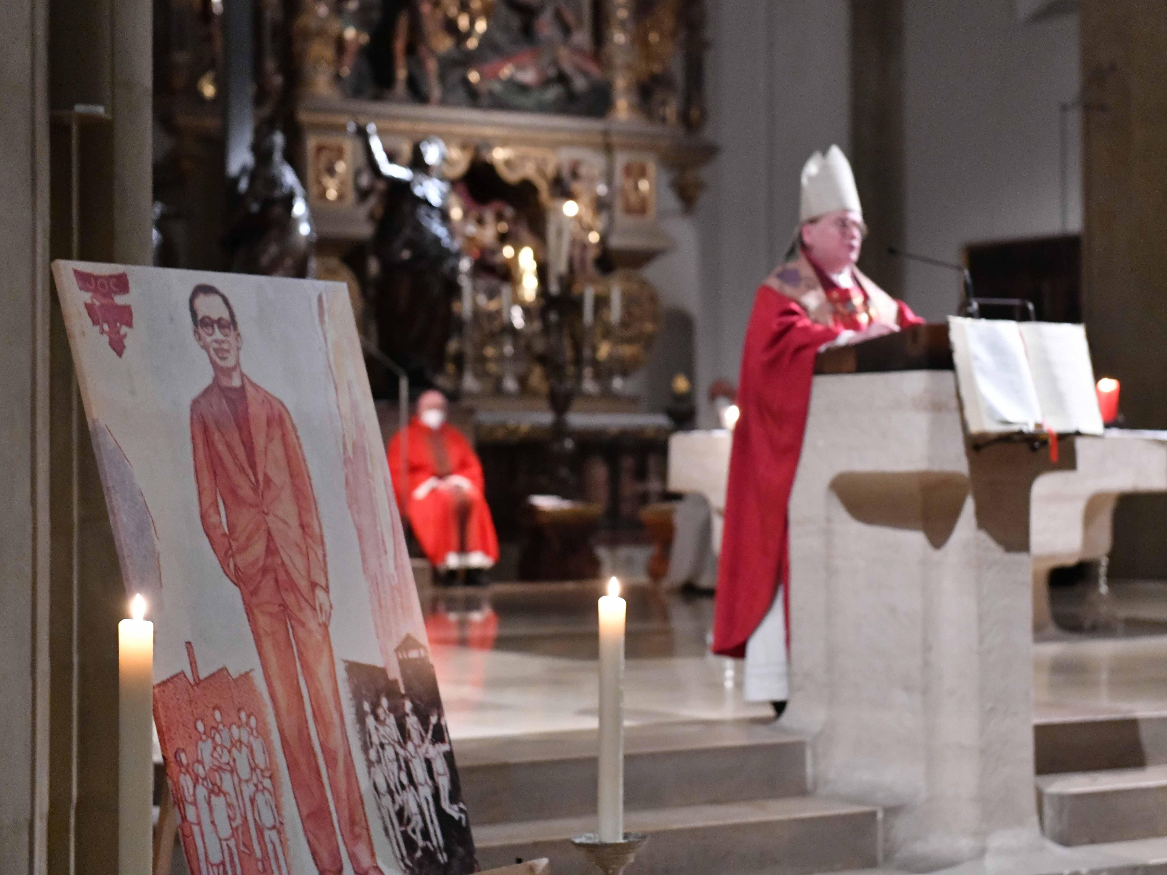 Bei einem Pontifikalamt mit Bischof Bertram und einer Statio haben die Engagierten der Katholischen Arbeitnehmerbewegung (KAB) des seligen Marcel Callos zu seinem 100. Geburtstag gedacht. (Foto: Maria Steber / pba)