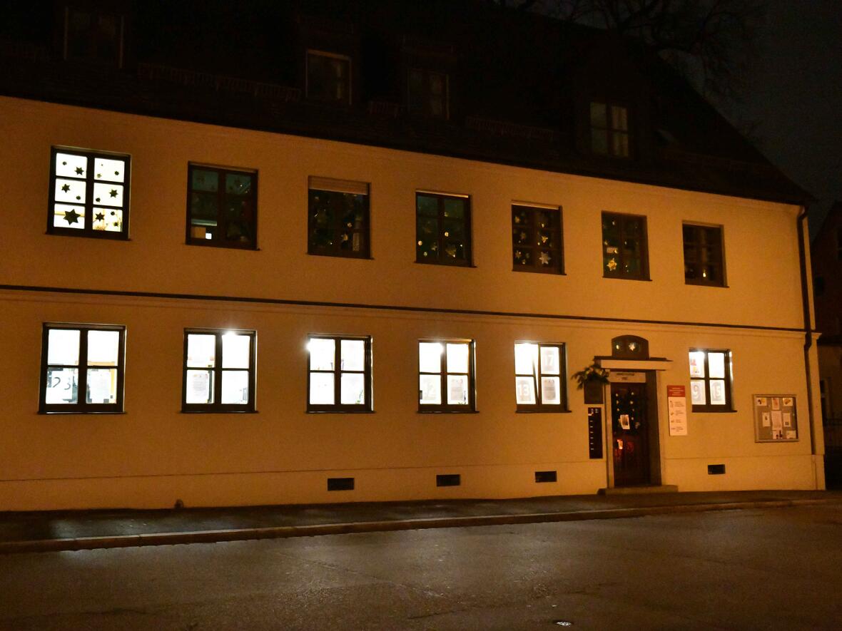 Das Marcel-Callo-Haus in der Weiten Gasse in Augsburg. Derzeit schmückt ein Adventskalender das Dienstgebäude der Arbeitnehmerbewegung. (Foto: Maria Steber / pba) 