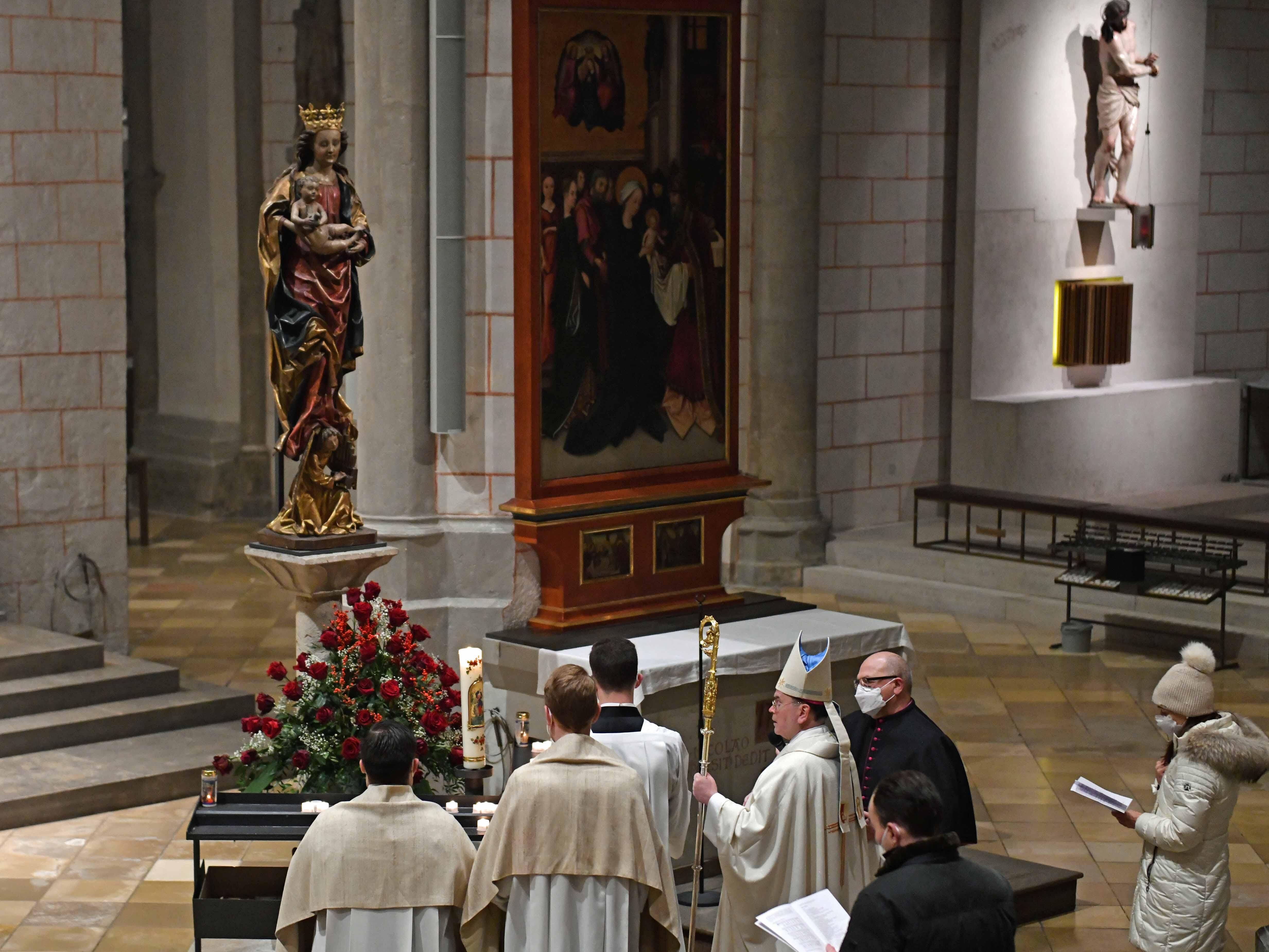 Vor dem Schlusssegen erneuerte Bischof Bertram die Marienweihe für das Bistum. (Fotos: Nicolas Schnall / pba)