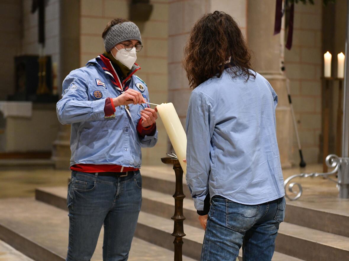 Die Pfadfinderinnen verteilen auch heuer wieder das Friedenslicht aus Bethlehem in das ganze Bistum hinein. Heute wurde es bei einem feierlichen Gottesdienst ausgesendet (Fotos: Maria Steber / pba). 