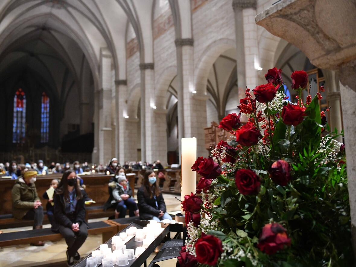 Zahlreiche Jugendliche und Gläubige feierten den Gottesdienst mit, der coronabedingt nur unter beschränkter Anzahl gefeiert werden konnte (Foto: Maria Steber / pba).