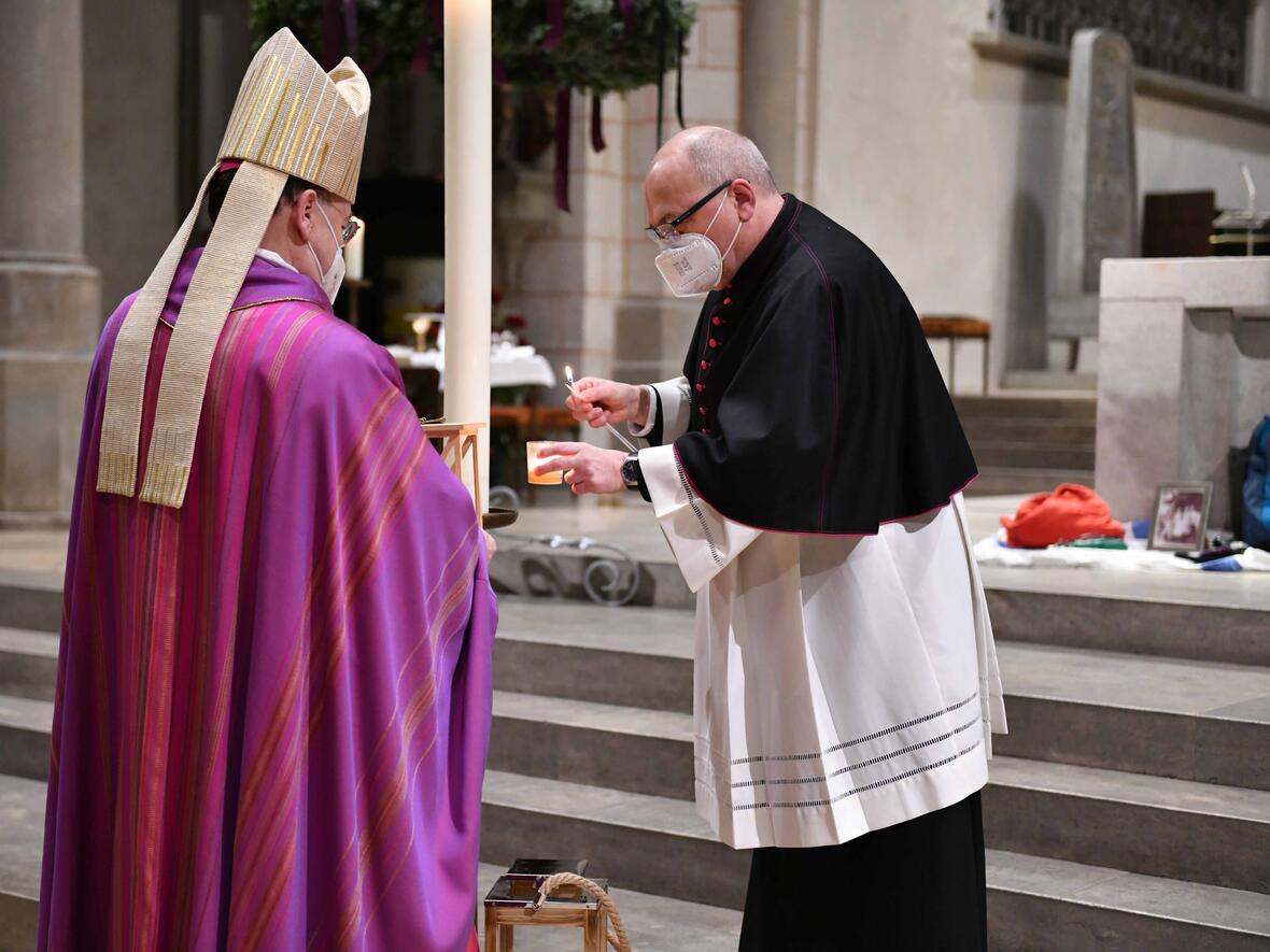 Auch Bischof Bertram nahm sich in der Laterne ein Friedenslicht aus dem Gottesdienst mit nach Hause (Foto: Maria Steber / pba).