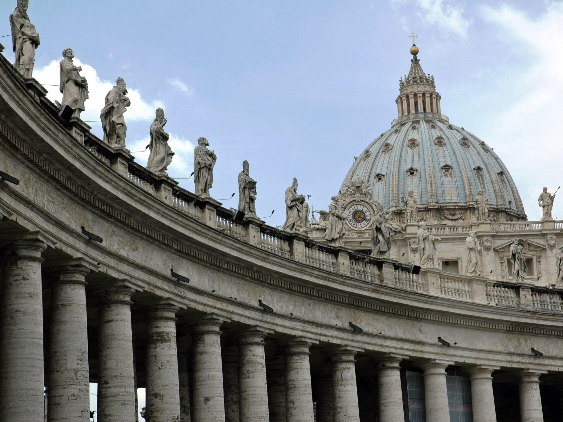 Bischof Bertram besuchte in dieser Woche die vatikanische Kongregation für die Evangelisierung der Völker in Rom. (Motivbild Petersdom und Kolonnaden mit den Heiligenfiguren: Martin Flüß_in Pfarrbriefservice.de)