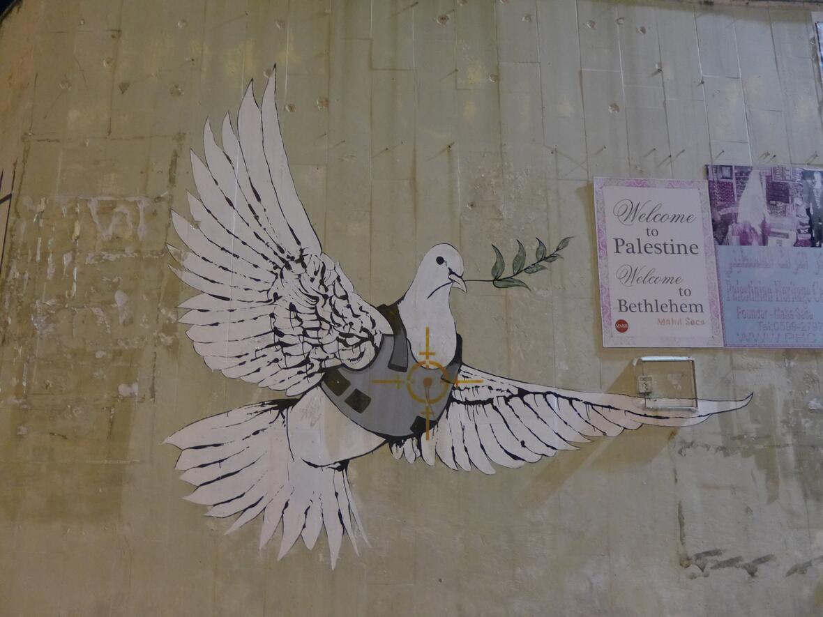 Friedenstaube in Bethlehem, Banksy Streetart (Motivbild: Michael Rösch, in pfarrbriefservice.de)