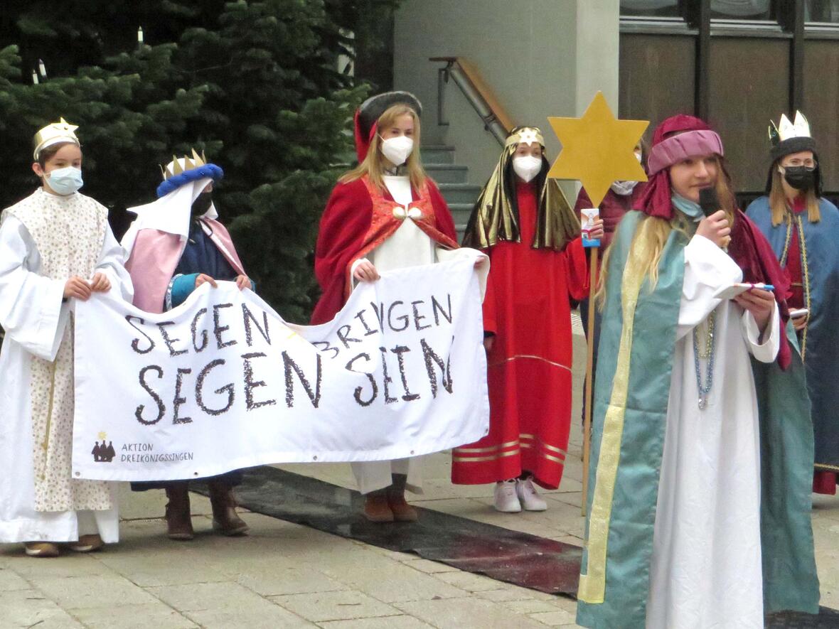 Gekrönte Häupter aus der Pfarreiengemeinschaft Schrobenhausen eröffneten heute gemeinsam mit Bischof Bertram die diözesane Sternsinger-Aktion. (Fotos: Viktoria Zäch / pba)