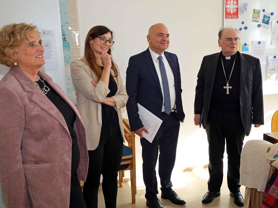 Bischof Bertram besuchte die Gemeinschaftsunterkunft in der Ottostraße in Augsburg. Dort tauschte er sich mit Geflüchteten aus, die schwere körperliche Verletzungen erlitten hatten. Mit dabei waren (v.l.) Barbara Schretter, Regierungspräsidentin von Schwaben, Dr. Isabella Wlossek, Leitung des Referates Migration des Diözesan-Caritasverbands sowie Diözesan-Caritasdirektor Diakon Markus Müller. (Foto: Caritas Augsburg / Bernhard Gattner)