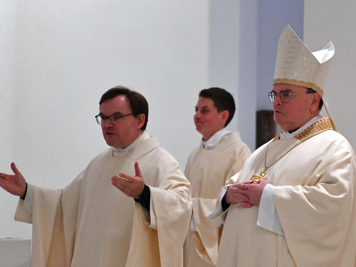 Bischof Bertram führte den neuen Regens Dr. Rainer Florie offiziell in sein Amt ein. (Fotos: Nicolas Schnall / pba)