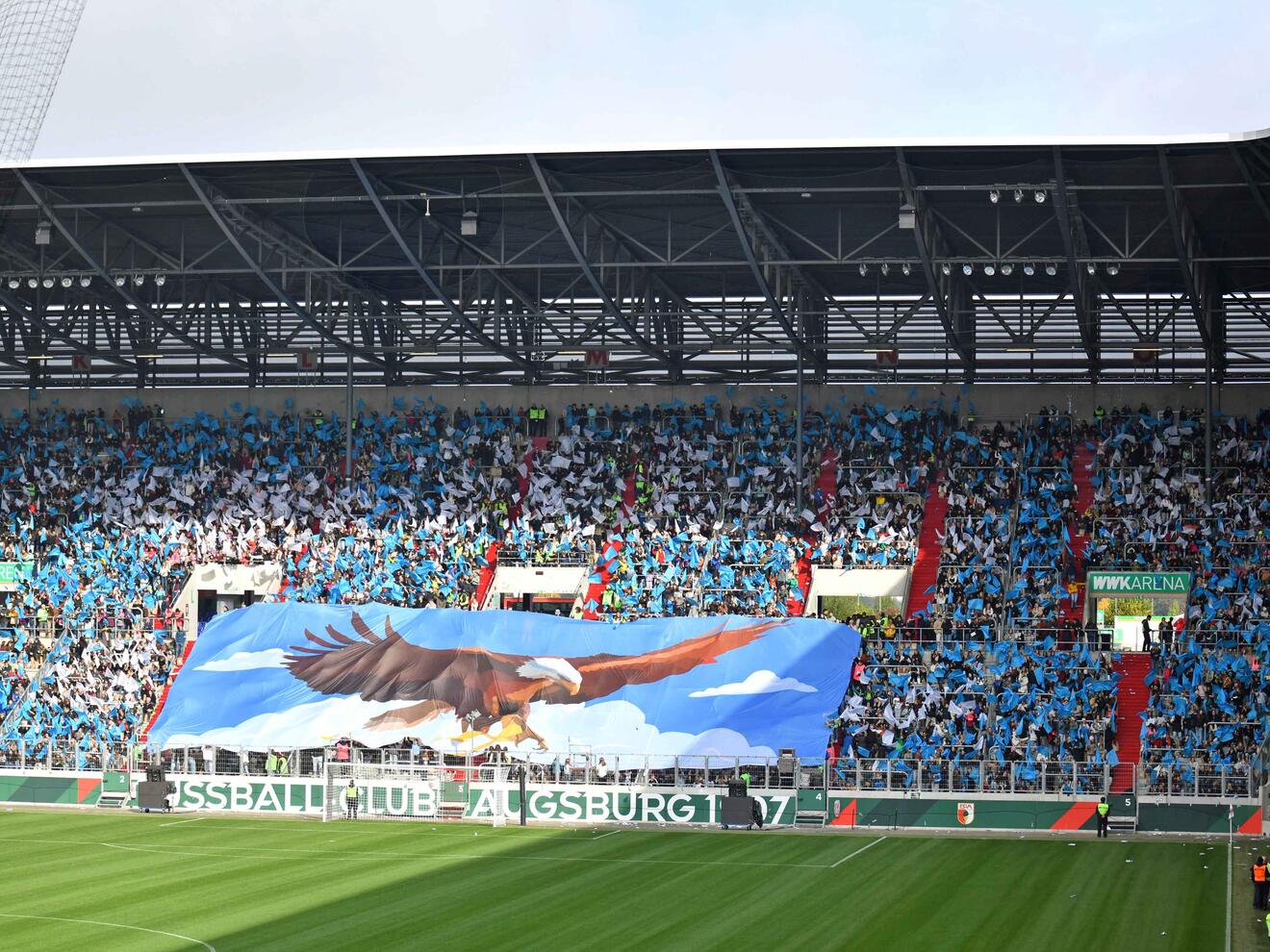 50 Jahre Schulwerk der Diözese Augsburg: Die WWK Arena sah nicht nur eine außergewöhnliche, zum Motto der Jubiläumsfeier passende Choreo, sondern atmete an diesem Tag einen ganz besonderen Teamgeist. (Fotos: Nicolas Schnall / pba)