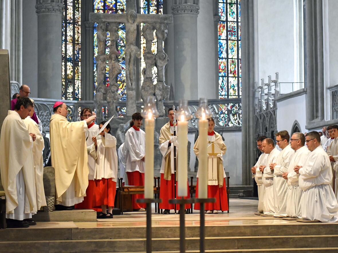 Durch Handauflegung und das Weihegebet empfingen fünf Männer die Weihe für den Ständigen Diakonat. (Fotos: Nicolas Schnall / pba)