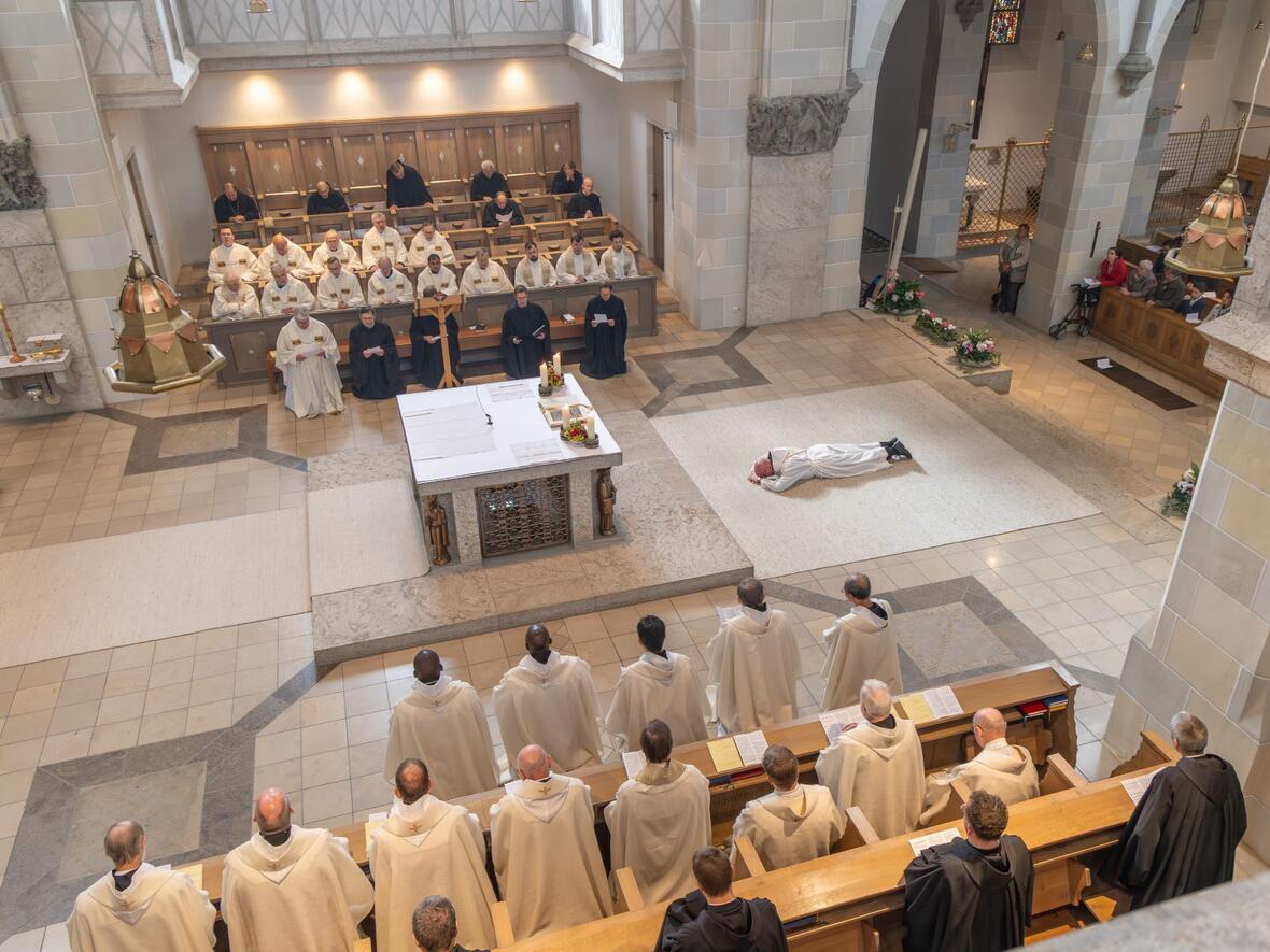 Als Teil der Weiheliturgie und als Zeichen seiner Hingabe warf Immanuel Lupardi sich während der Allerheiligenlitanei zu Boden.