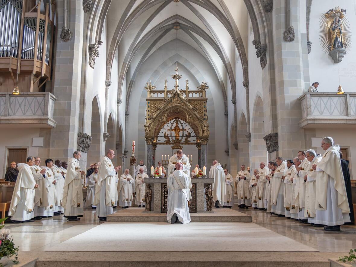 Aufgenommen in die Gemeinschaft: Zahlreiche Mitbrüder legten dem Neugeweihten ebenfalls die Hände auf.