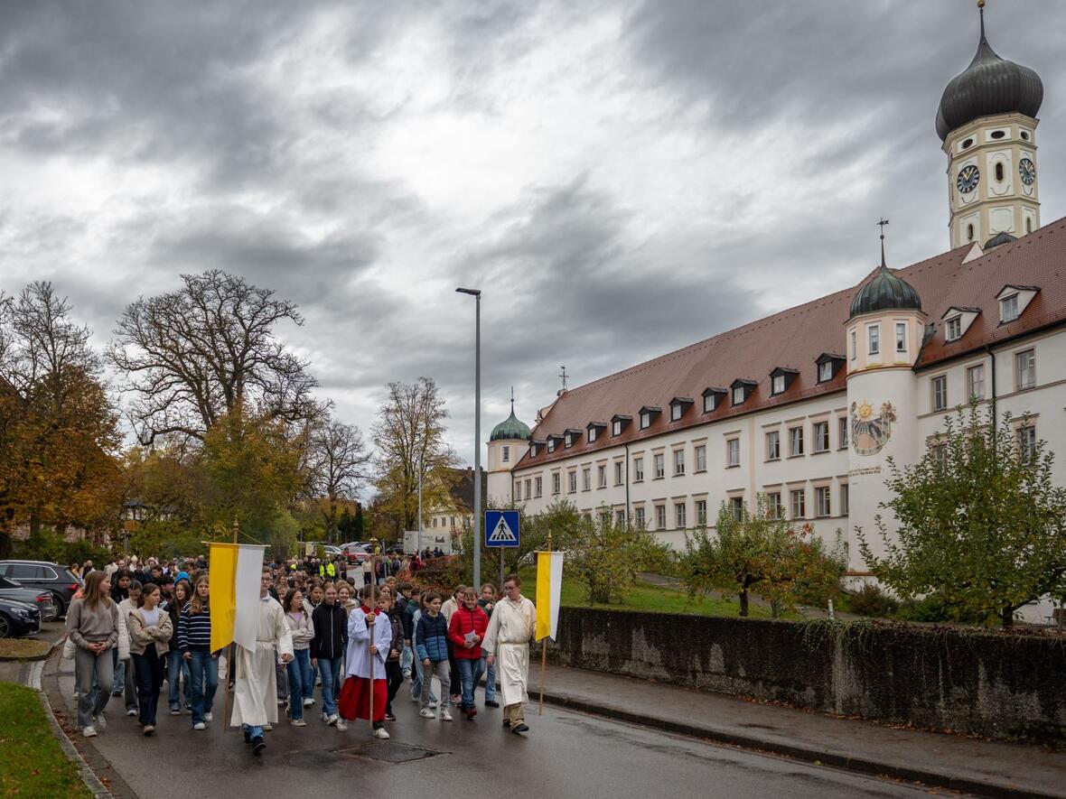 Feierlicher Umzug von der Florianskapelle zum Schulpavillon.