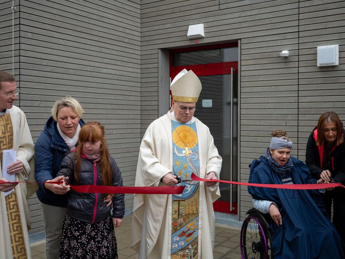 Bischof Bertram eröffnete den Pavillon gemeinsam mit zwei Bewohnerinnen des Drominikus-Ringeisen-Werks.