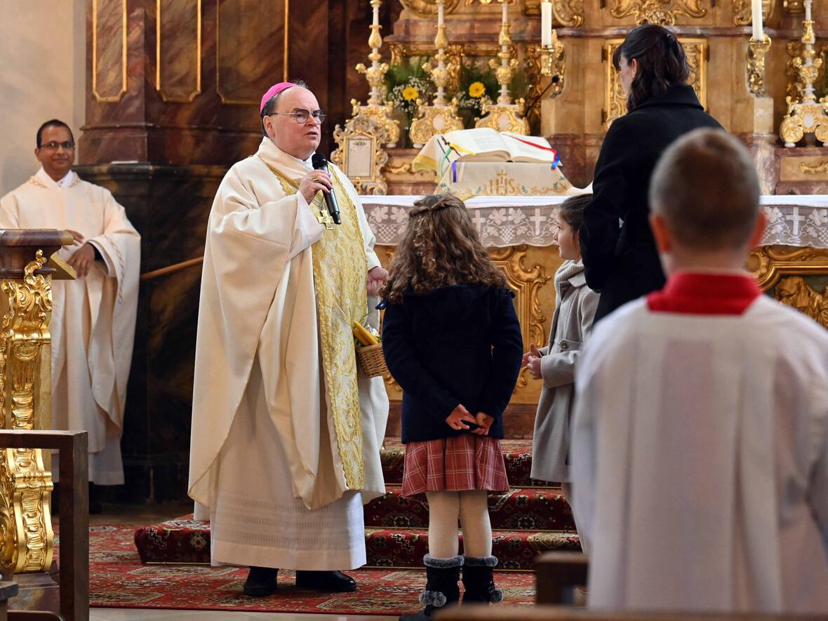 Bischof Bertram wurde durch zwei Kinder aus der Gemeinde herzlich begrüßt.