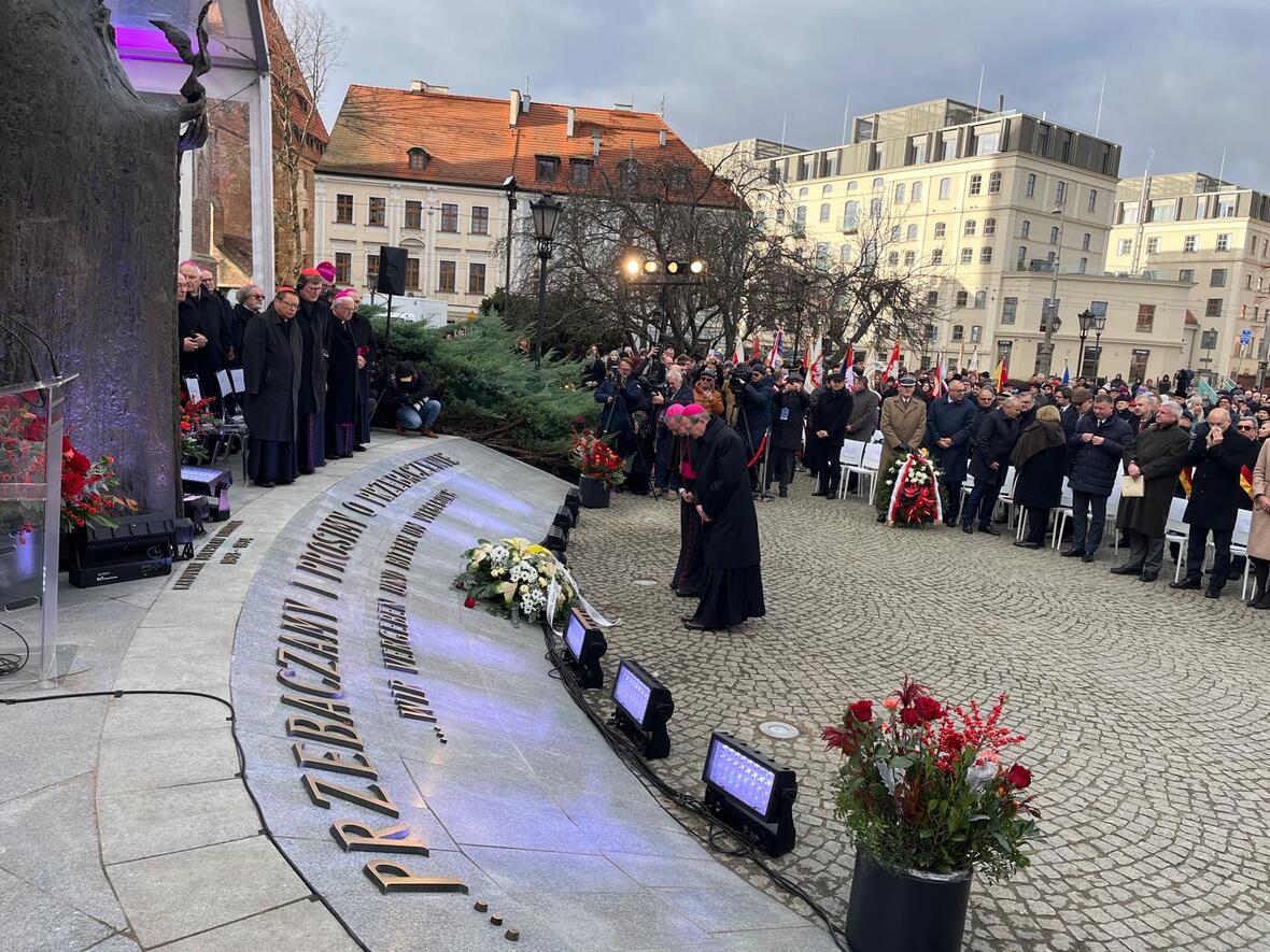Festakt anlässlich des 60. Jahrestages des historischen Briefwechsels zwischen der Polnischen und der Deutschen Bischofskonferenz am Denkmal für Kardinal Bolesław Kominek in Breslau. (Fotos: Deutsche Bischofskonferenz / Matthias Kopp)