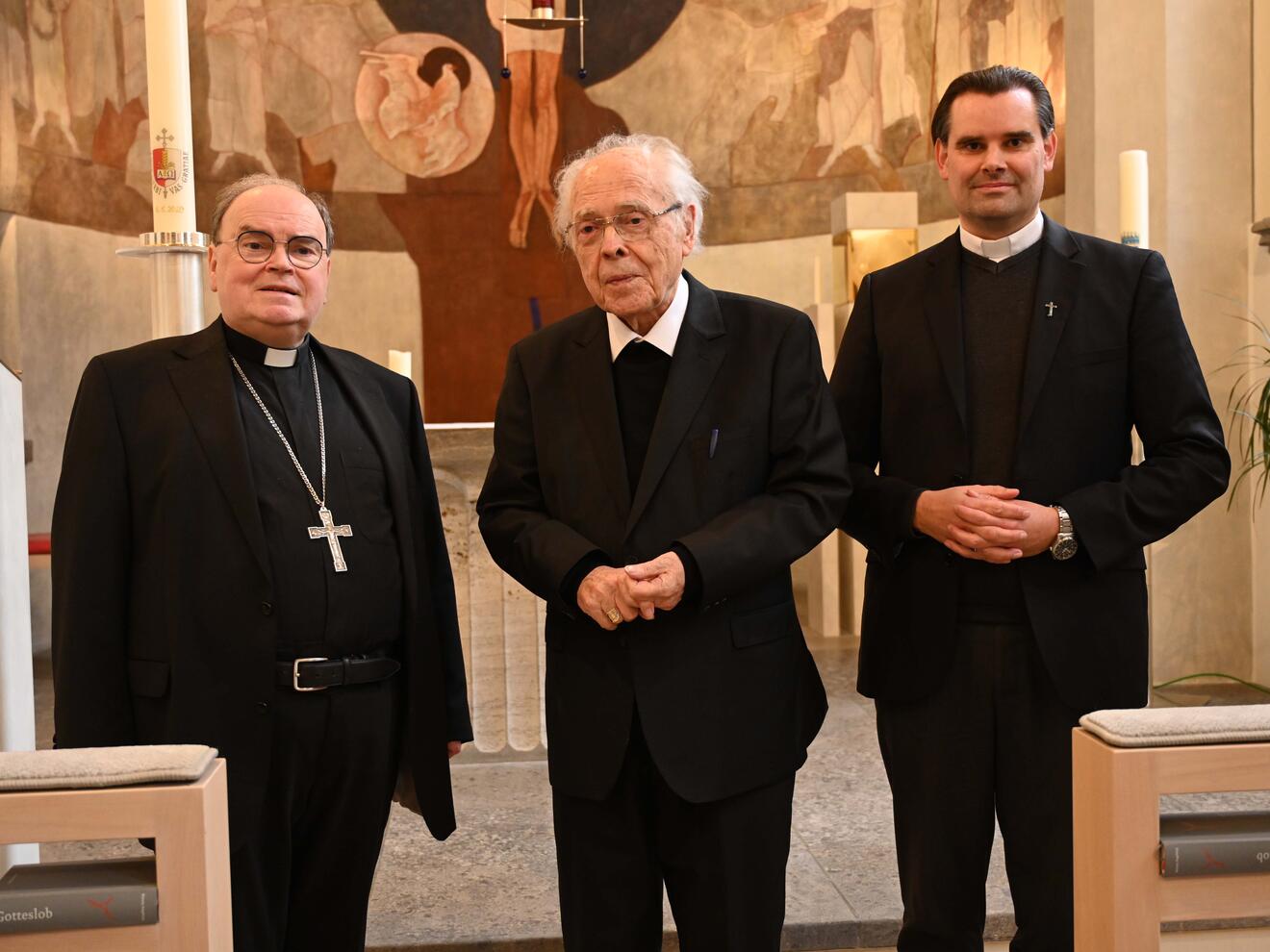 Der langjährige Präses des Wallfahrervereins, Weihbischof Josef Grünwald (Mitte), wurde im Rahmen einer Andacht verabschiedet. Sein Nachfolger ist Diakon Andreas Martin (rechts), Leiter der Pilgerstelle im Bistum Augsburg (Fotos: Maria Rösch / pba)