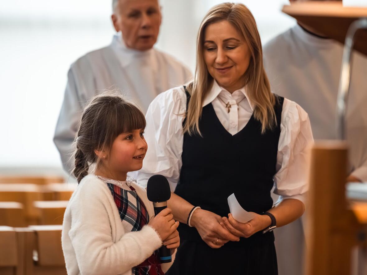 Ein junges Mädchen begrüßte den Bischof herzlich im Namen der versammelten Gemeinde.